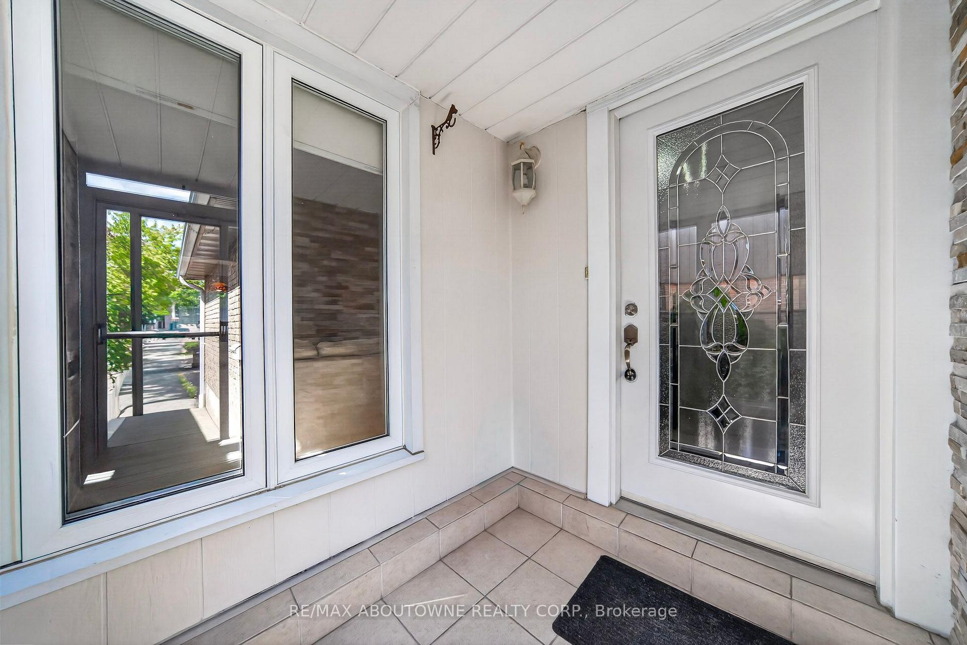 Photo 3 of 668 Greycedar Crescent, Mississauga, Rathwood — HOMEH