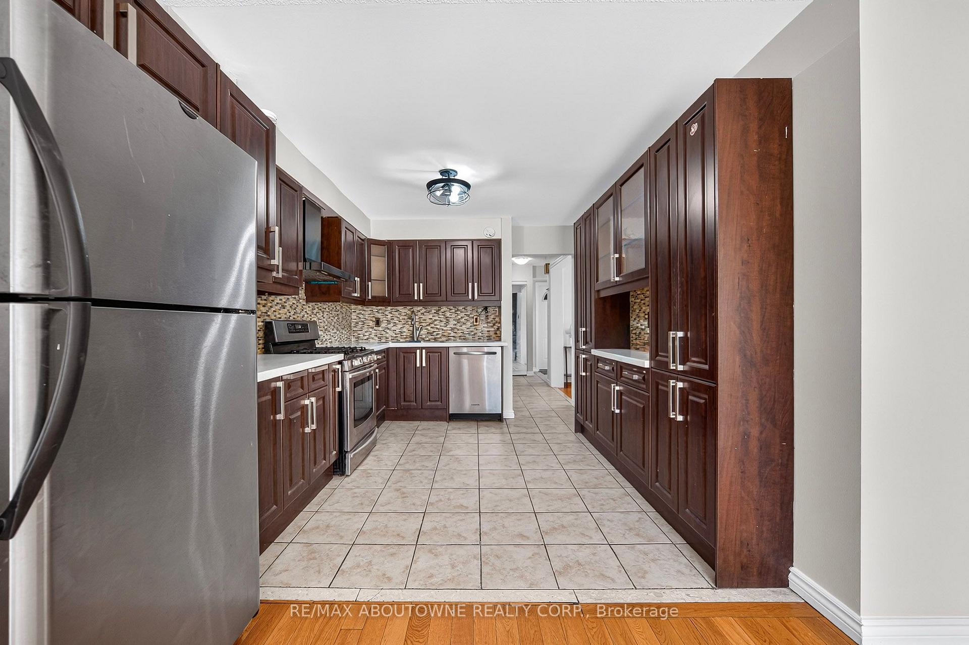 Photo 10 of 668 Greycedar Crescent, Mississauga, Rathwood — HOMEH