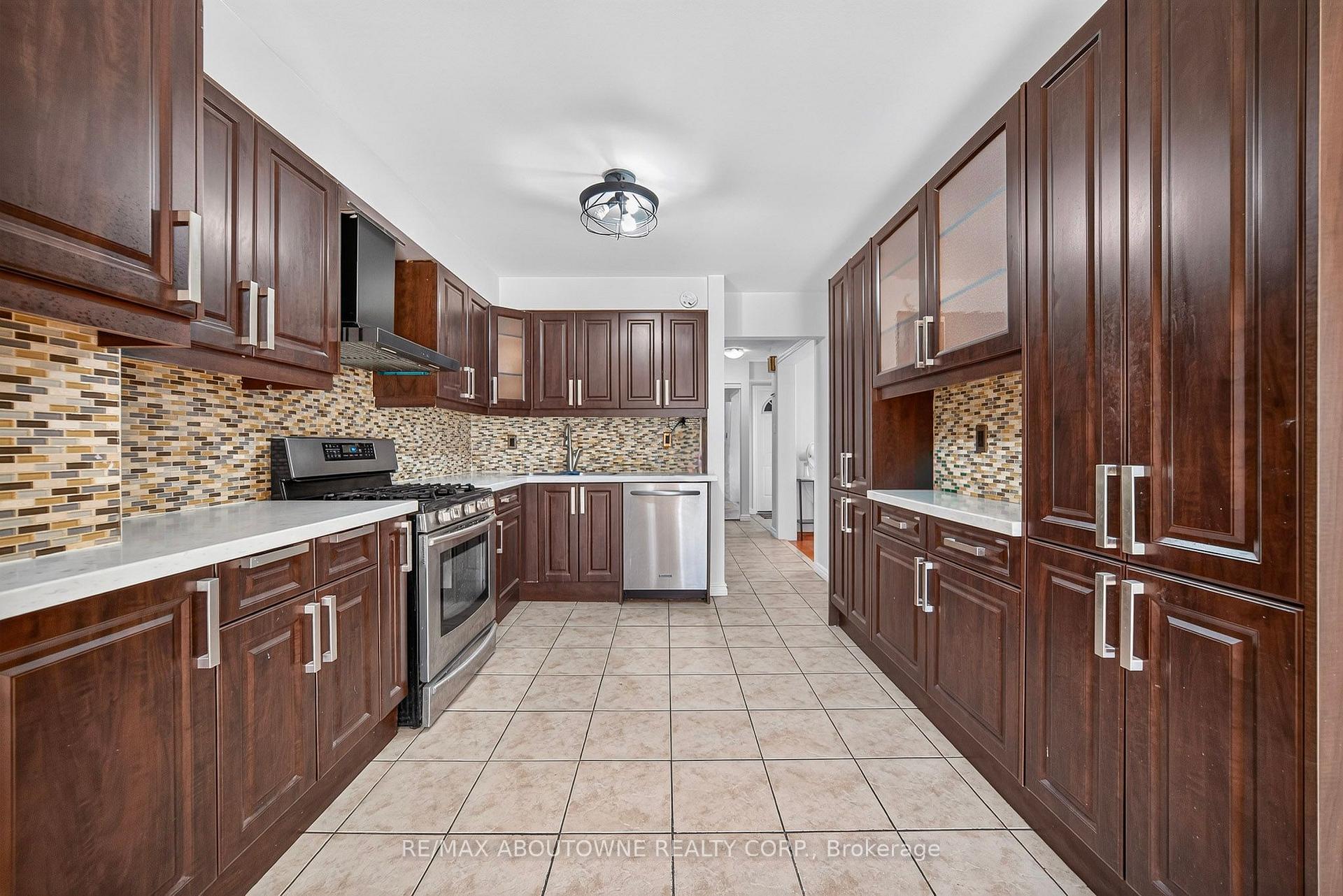 Photo 11 of 668 Greycedar Crescent, Mississauga, Rathwood — HOMEH