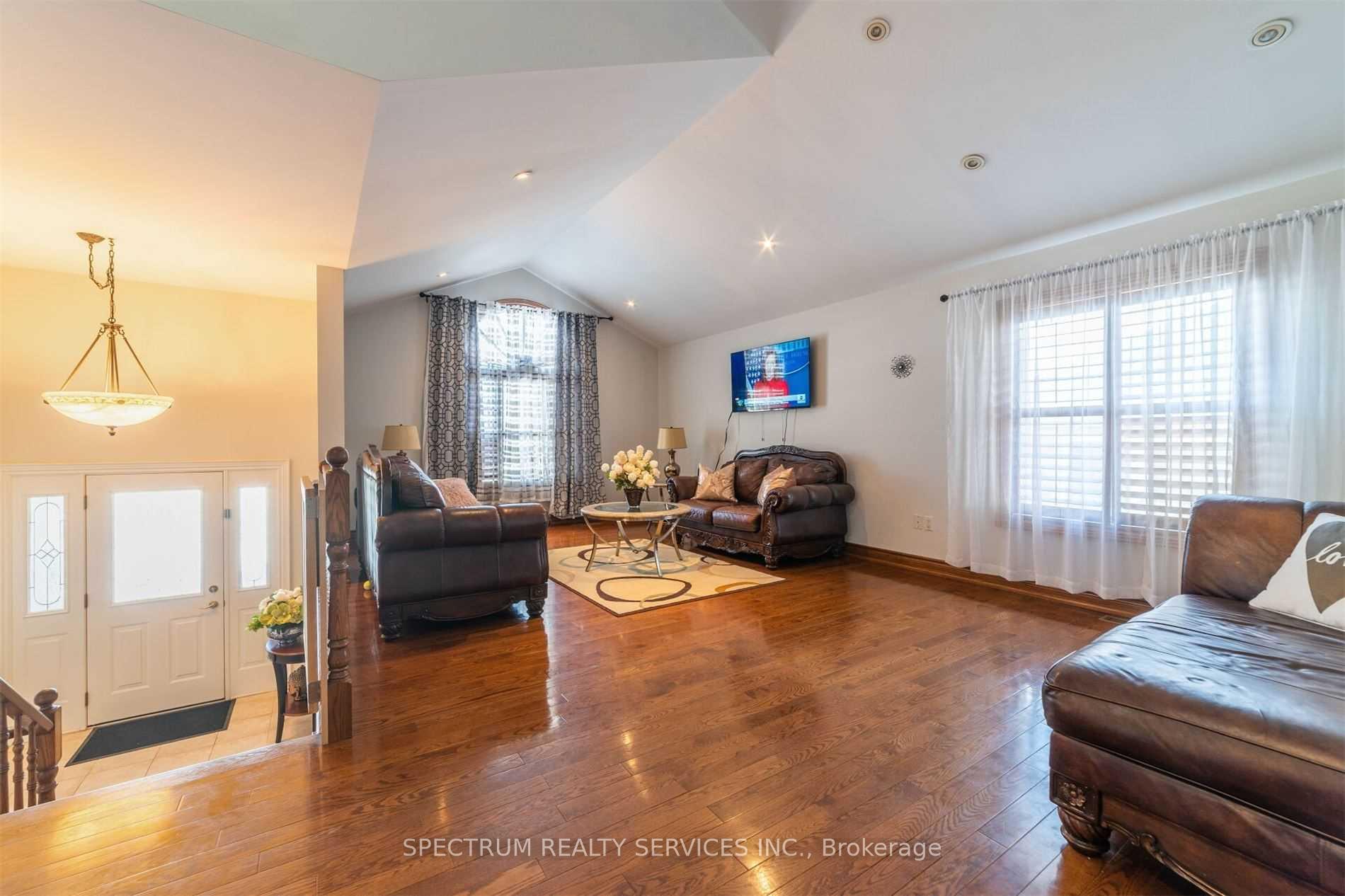 Photo 5 of 8112 Beaver Glen Drive, Niagara Falls, Ascot — HOMEH
