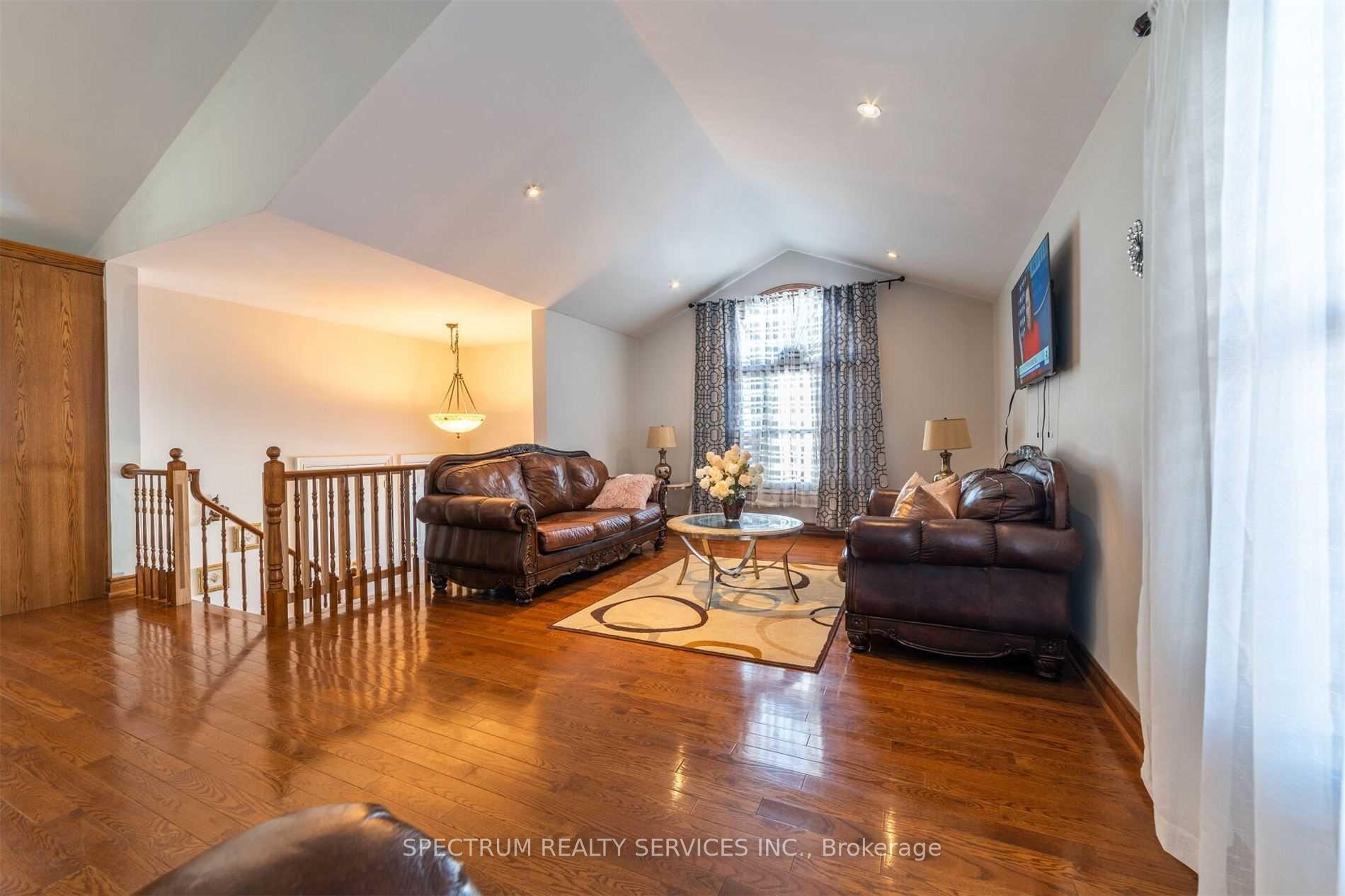 Photo 6 of 8112 Beaver Glen Drive, Niagara Falls, Ascot — HOMEH