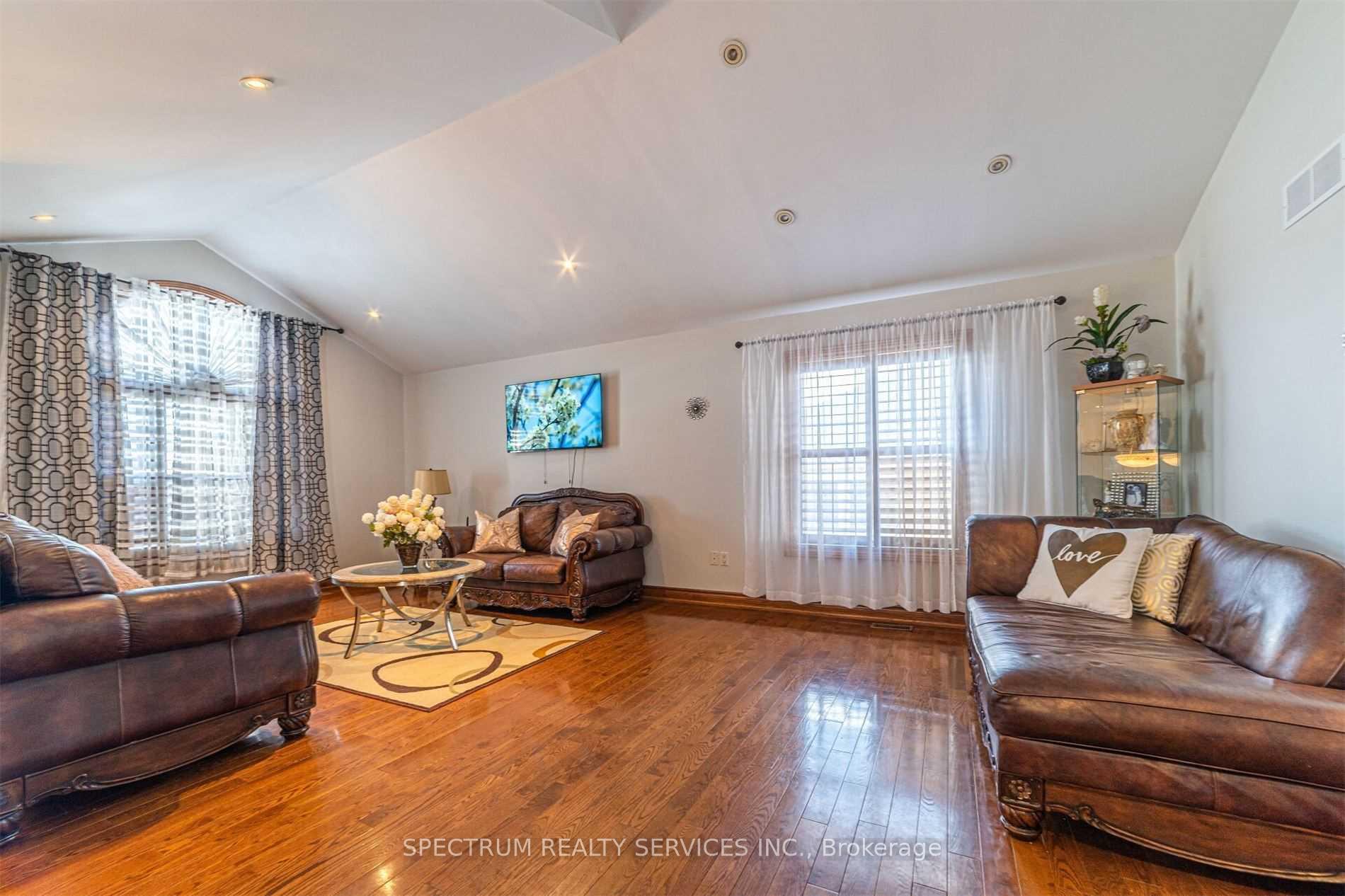 Photo 7 of 8112 Beaver Glen Drive, Niagara Falls, Ascot — HOMEH