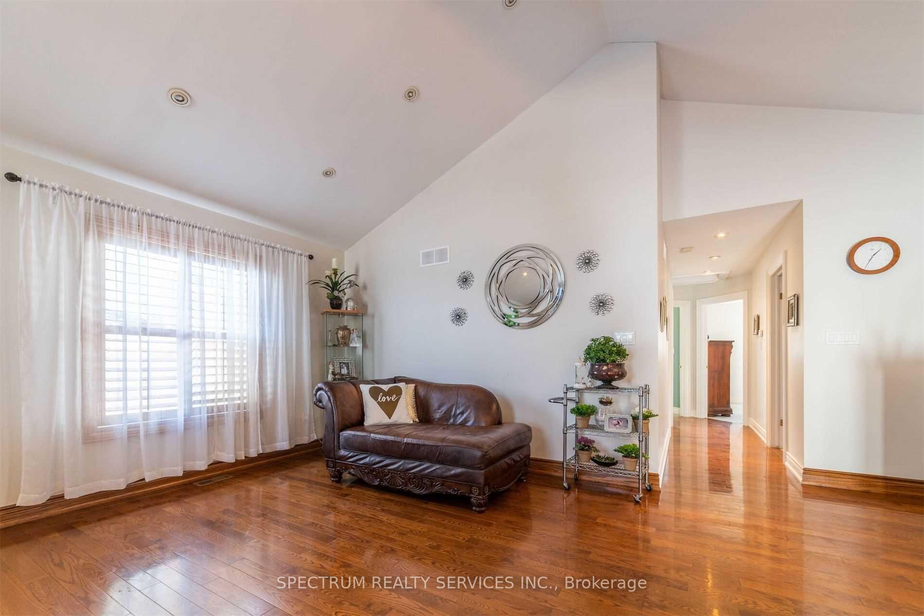 Photo 11 of 8112 Beaver Glen Drive, Niagara Falls, Ascot — HOMEH