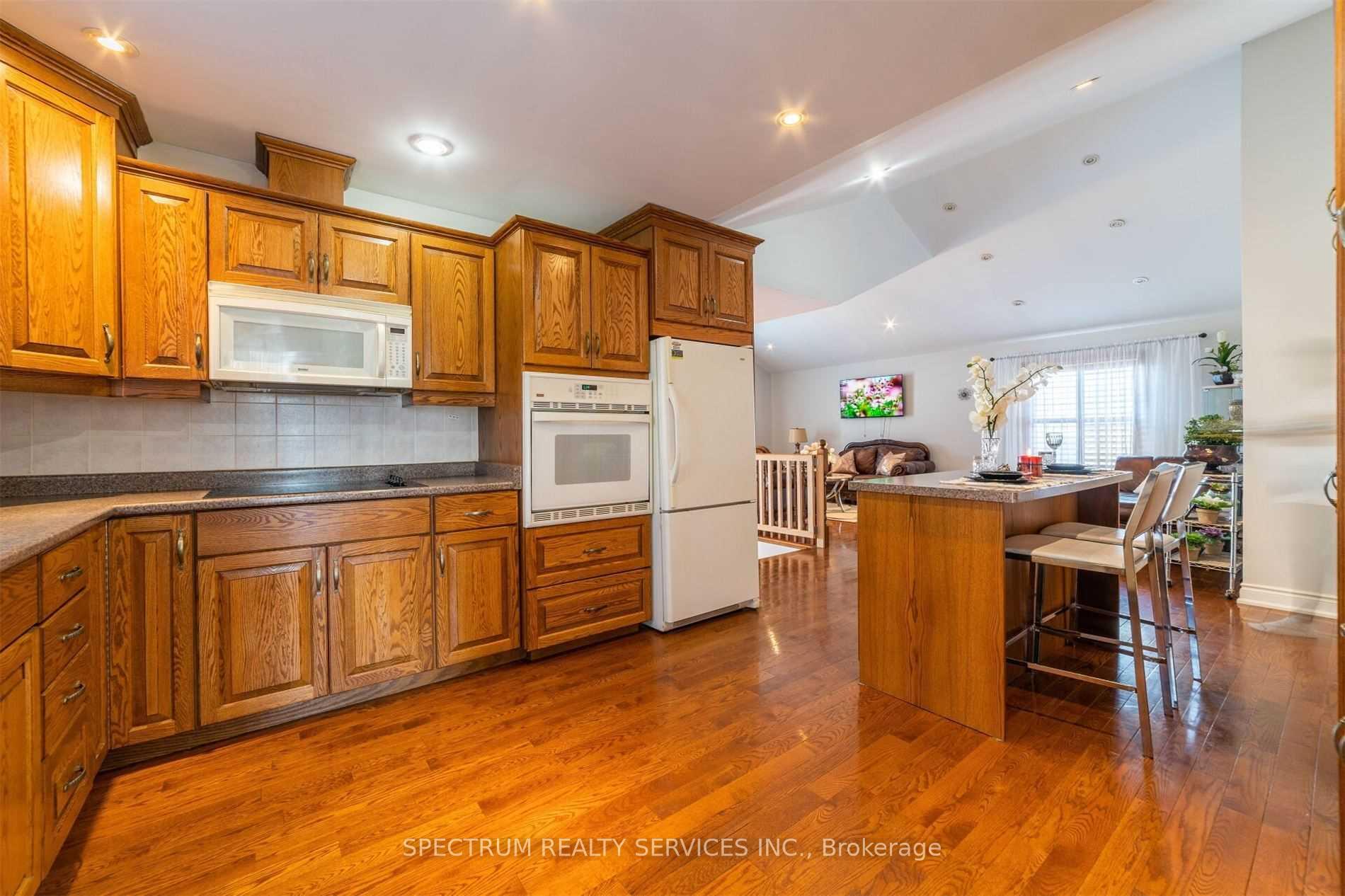 Photo 15 of 8112 Beaver Glen Drive, Niagara Falls, Ascot — HOMEH