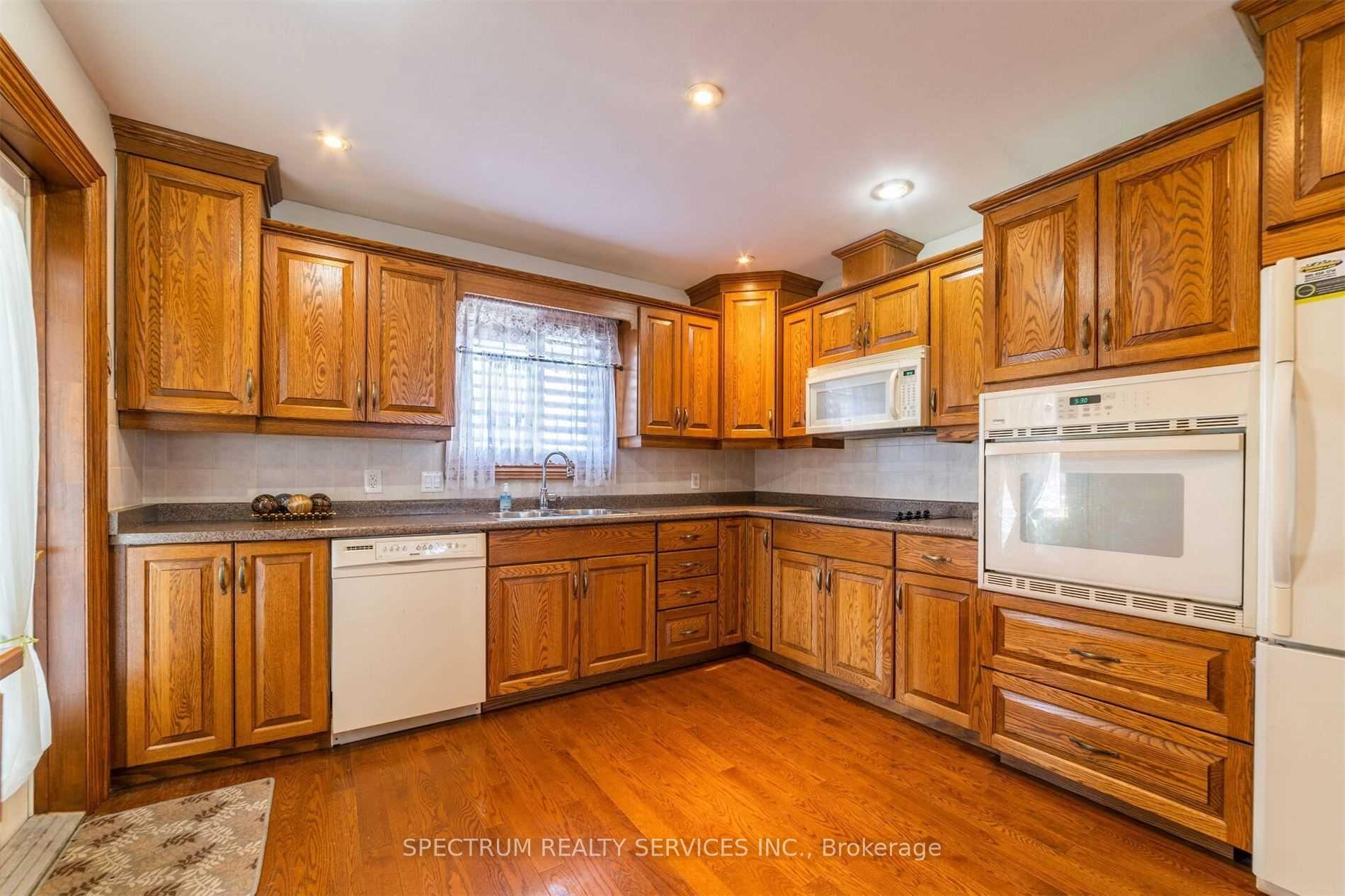 Photo 16 of 8112 Beaver Glen Drive, Niagara Falls, Ascot — HOMEH