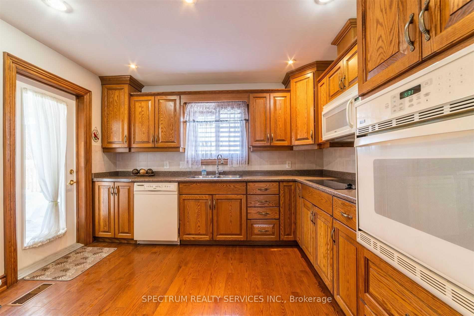 Photo 17 of 8112 Beaver Glen Drive, Niagara Falls, Ascot — HOMEH