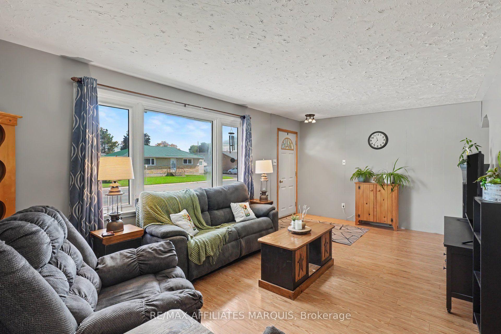 Photo 5 of 86 Jasper Avenue, Smiths Falls, Smiths Falls — HOMEH