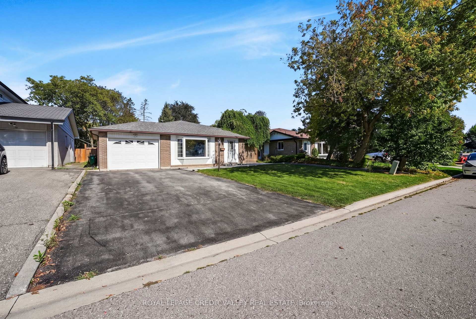 Photo 3 of 16 Lockton Crescent, Brampton, Brampton East — HOMEH