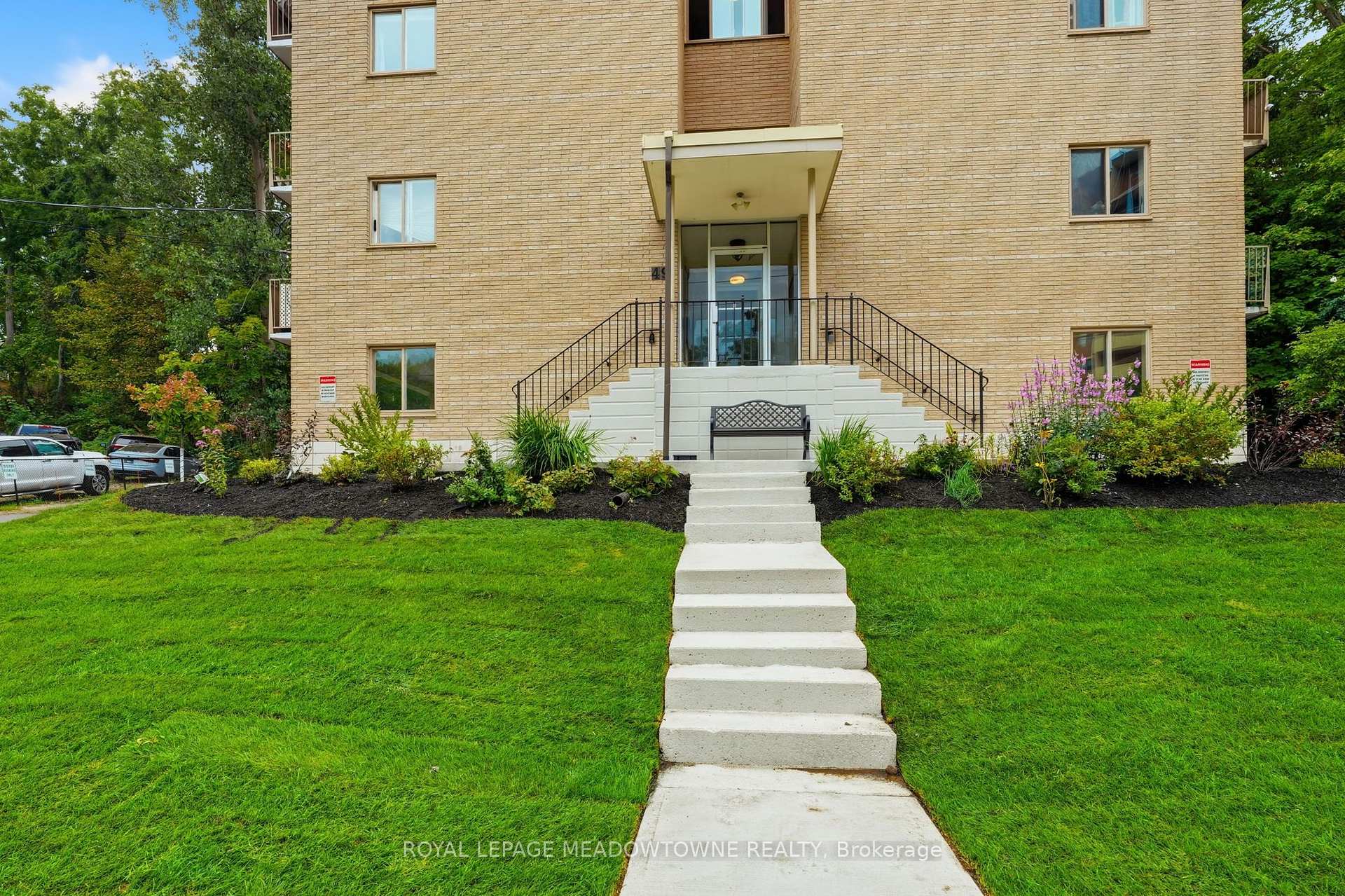 Photo 4 of Unit 301, 49 Park Avenue, Halton Hills, Georgetown — HOMEH
