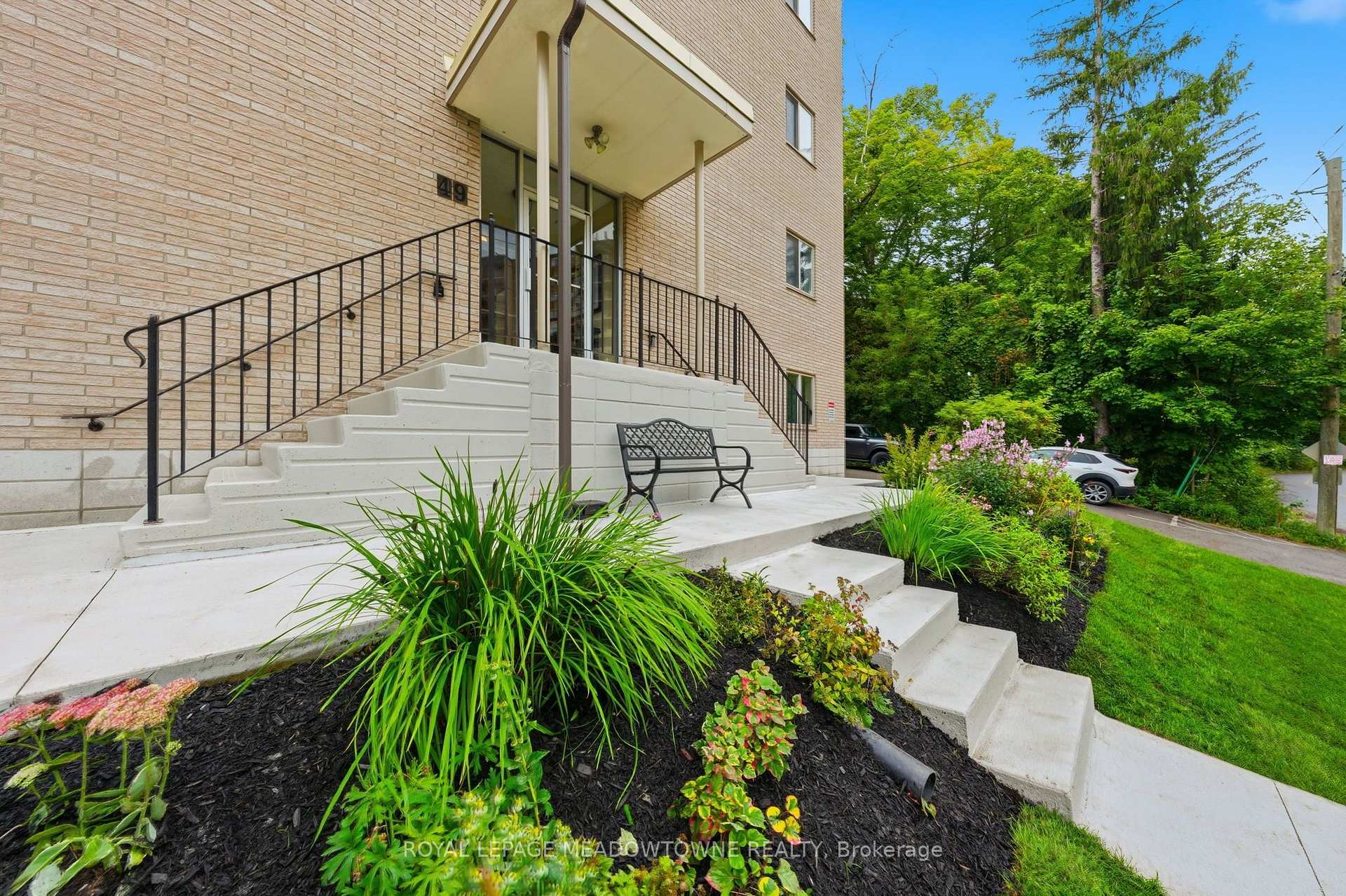 Photo 3 of Unit 301, 49 Park Avenue, Halton Hills, Georgetown — HOMEH