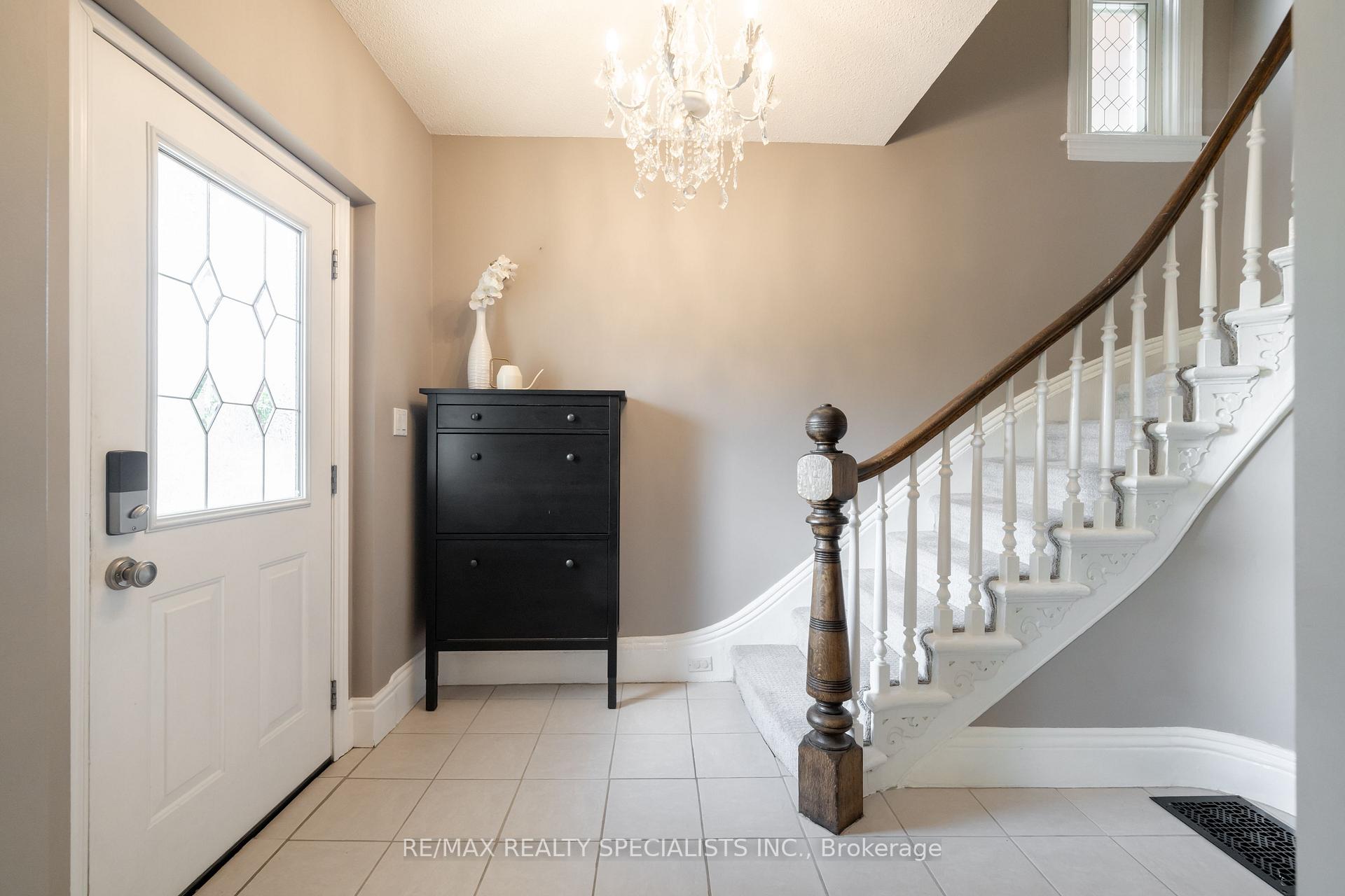 Photo 4 of 43 Oxford Street, Hamilton, Strathcona — HOMEH