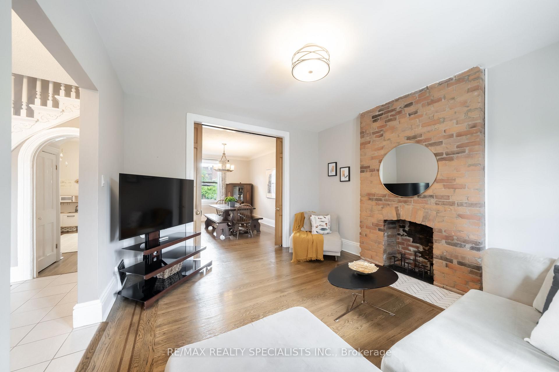 Photo 6 of 43 Oxford Street, Hamilton, Strathcona — HOMEH