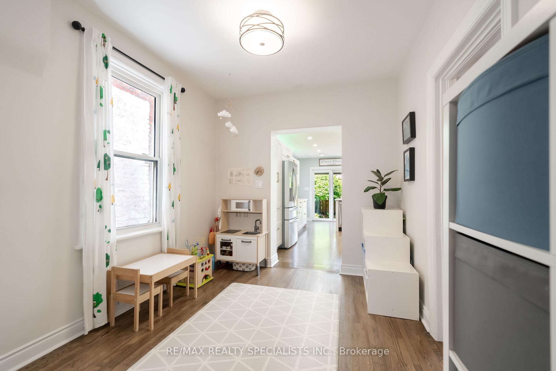 Photo 10 of 43 Oxford Street, Hamilton, Strathcona — HOMEH