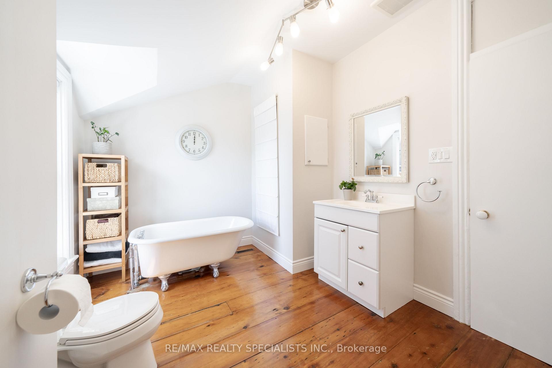 Photo 20 of 43 Oxford Street, Hamilton, Strathcona — HOMEH