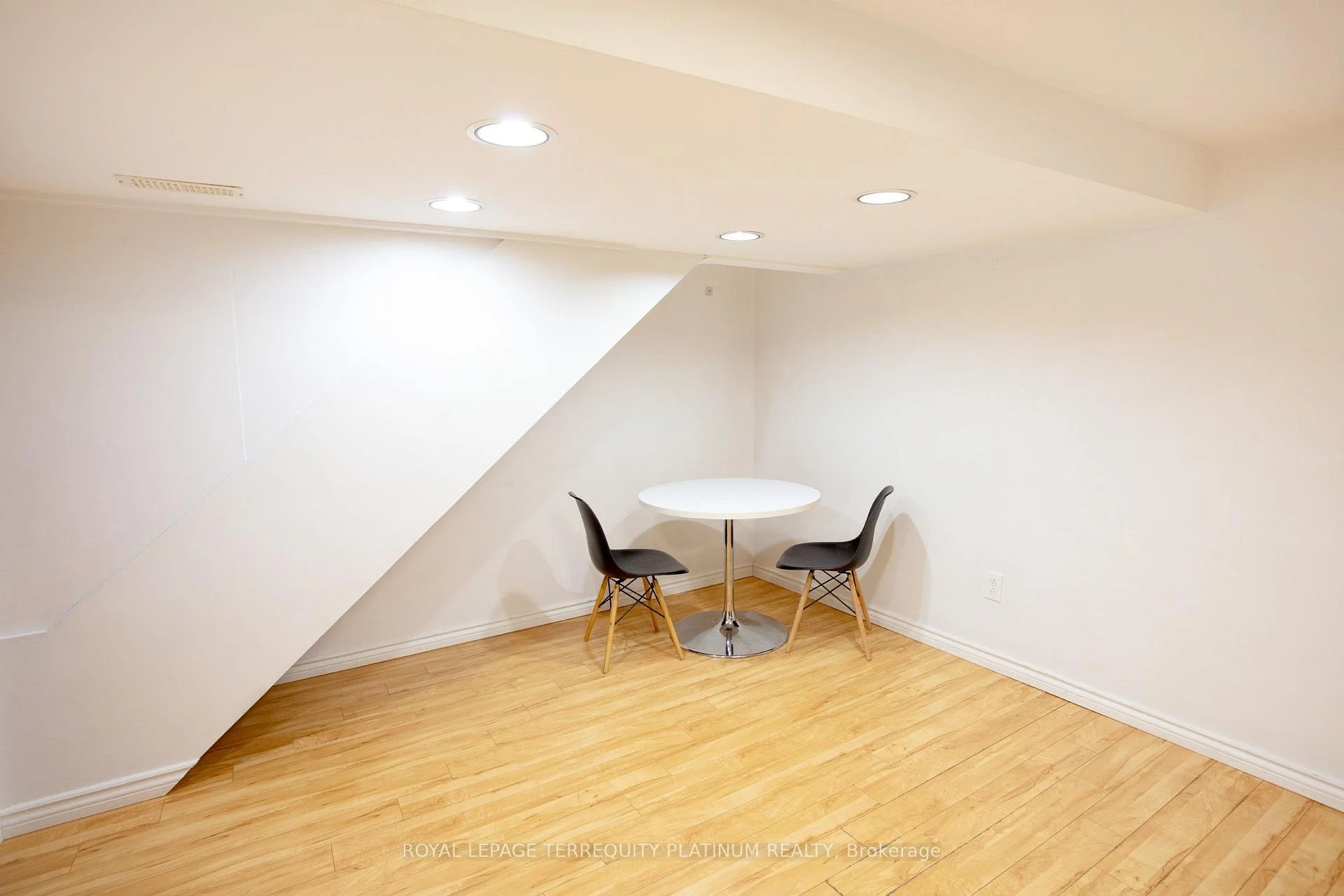 Photo 8 of Unit Bsmt, 296 Lumsden Avenue, Toronto, Woodbine-Lumsden — HOMEH