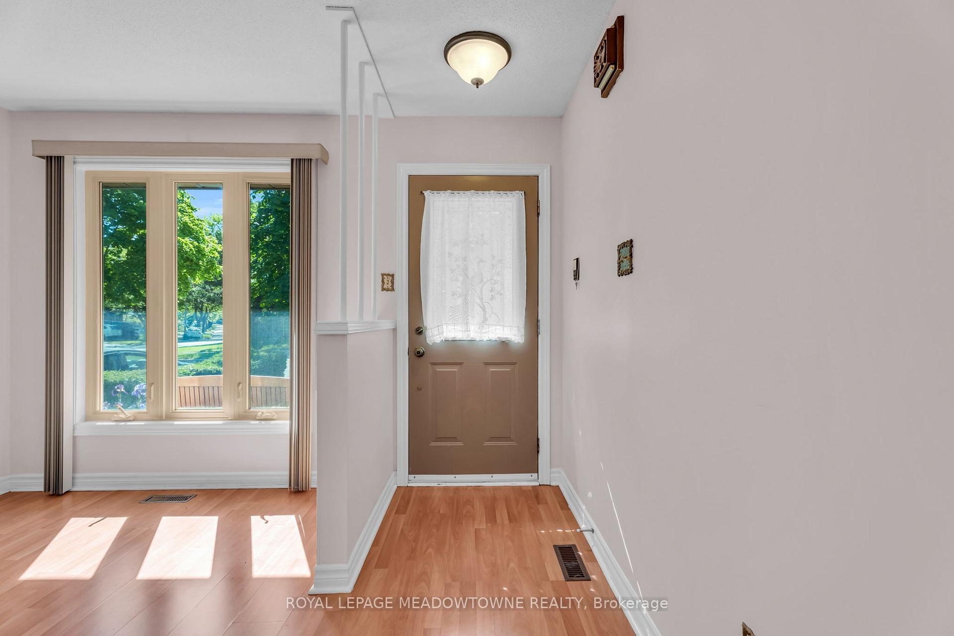 Photo 4 of 100 Martindale Crescent, Brampton, Brampton West — HOMEH