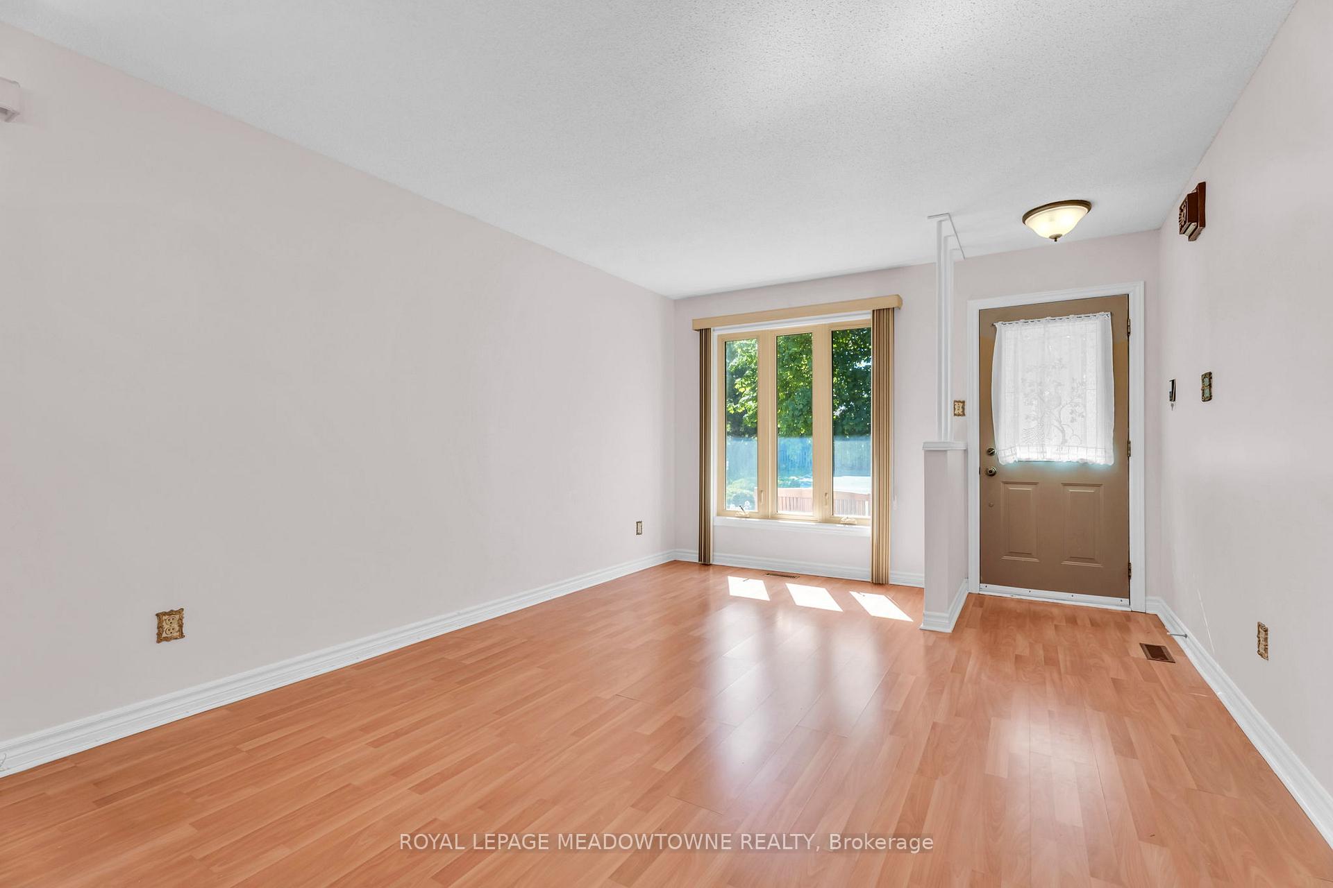 Photo 7 of 100 Martindale Crescent, Brampton, Brampton West — HOMEH