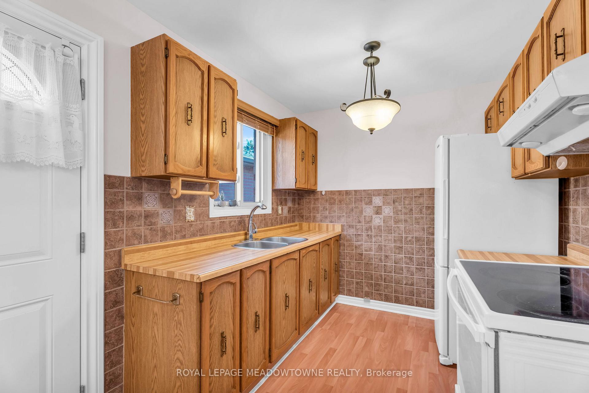 Photo 14 of 100 Martindale Crescent, Brampton, Brampton West — HOMEH
