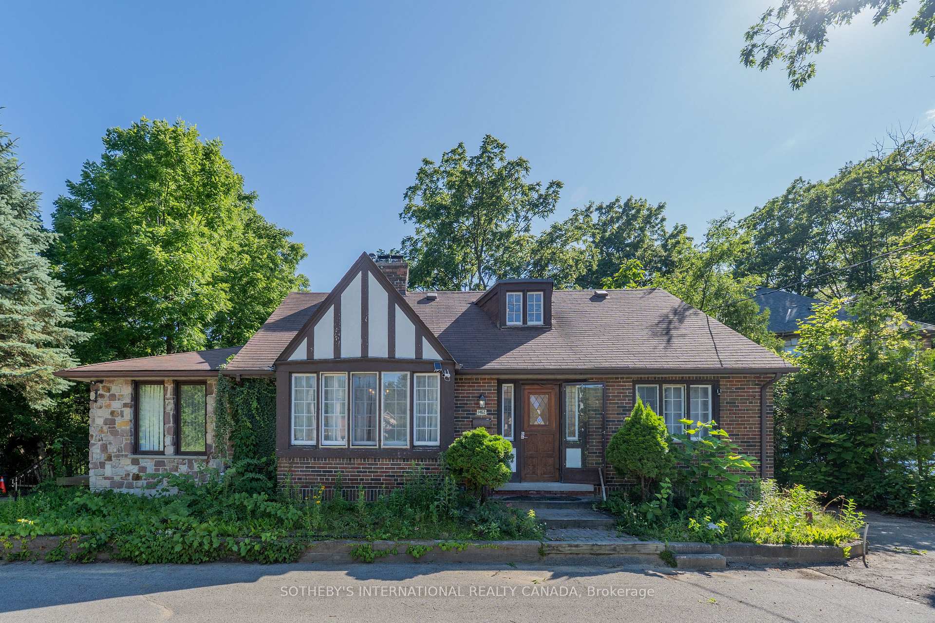 Photo of 1462 Hurontario Street