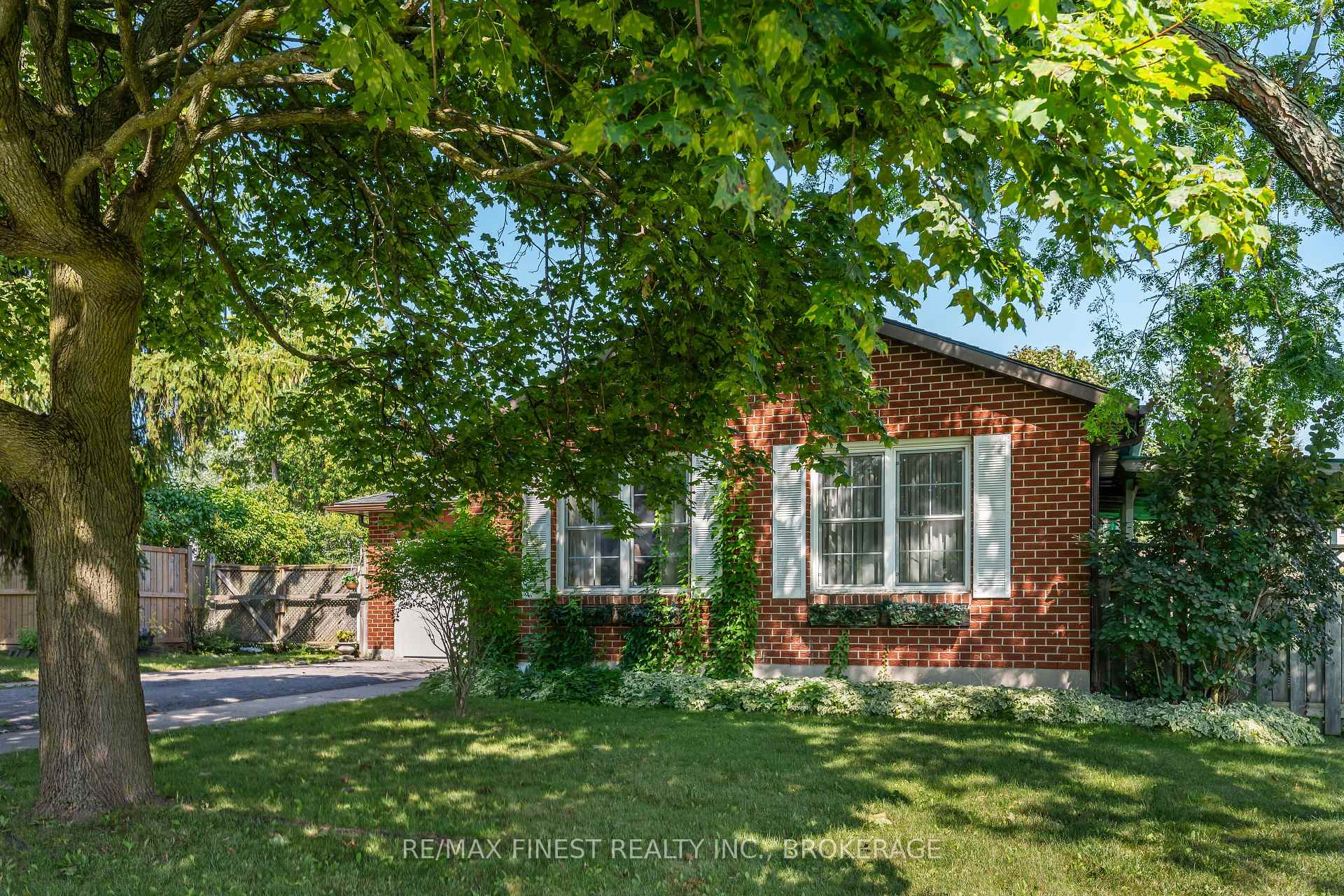 Photo 2 of 105 Grenadier Drive, Kingston, Kingston East (Incl Barret Crt) — HOMEH
