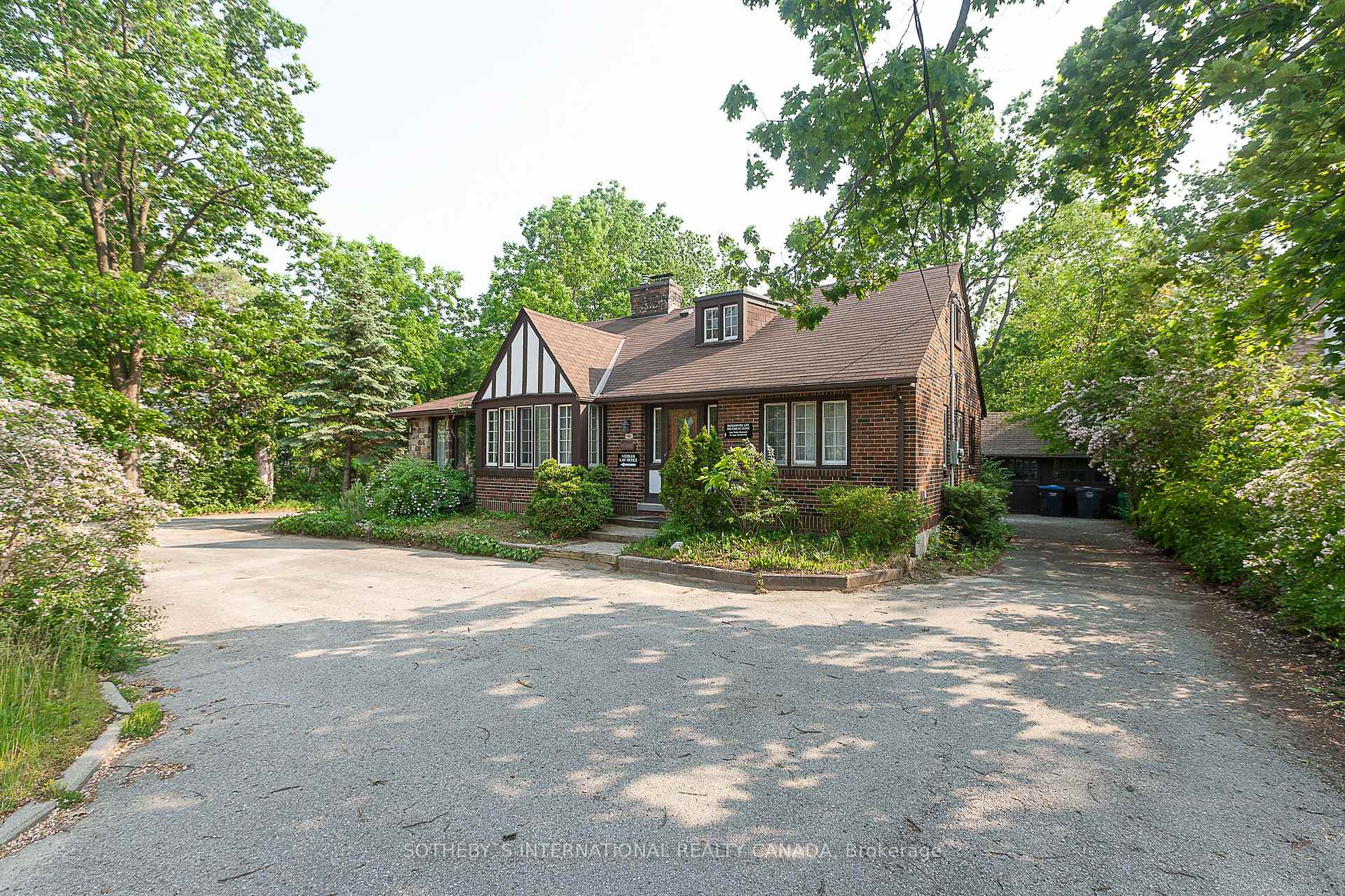 Photo of 1462 Hurontario Street