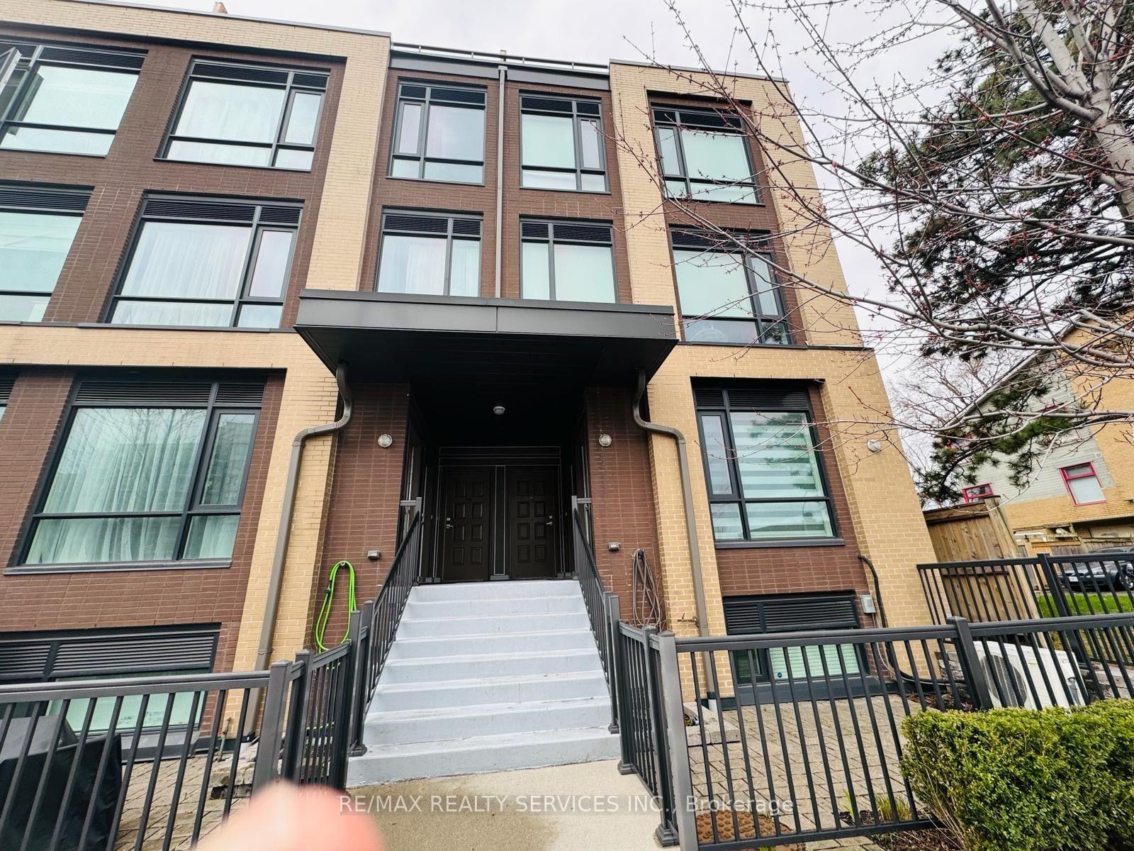 Front of Unit 321, 639 Lawrence Avenue W