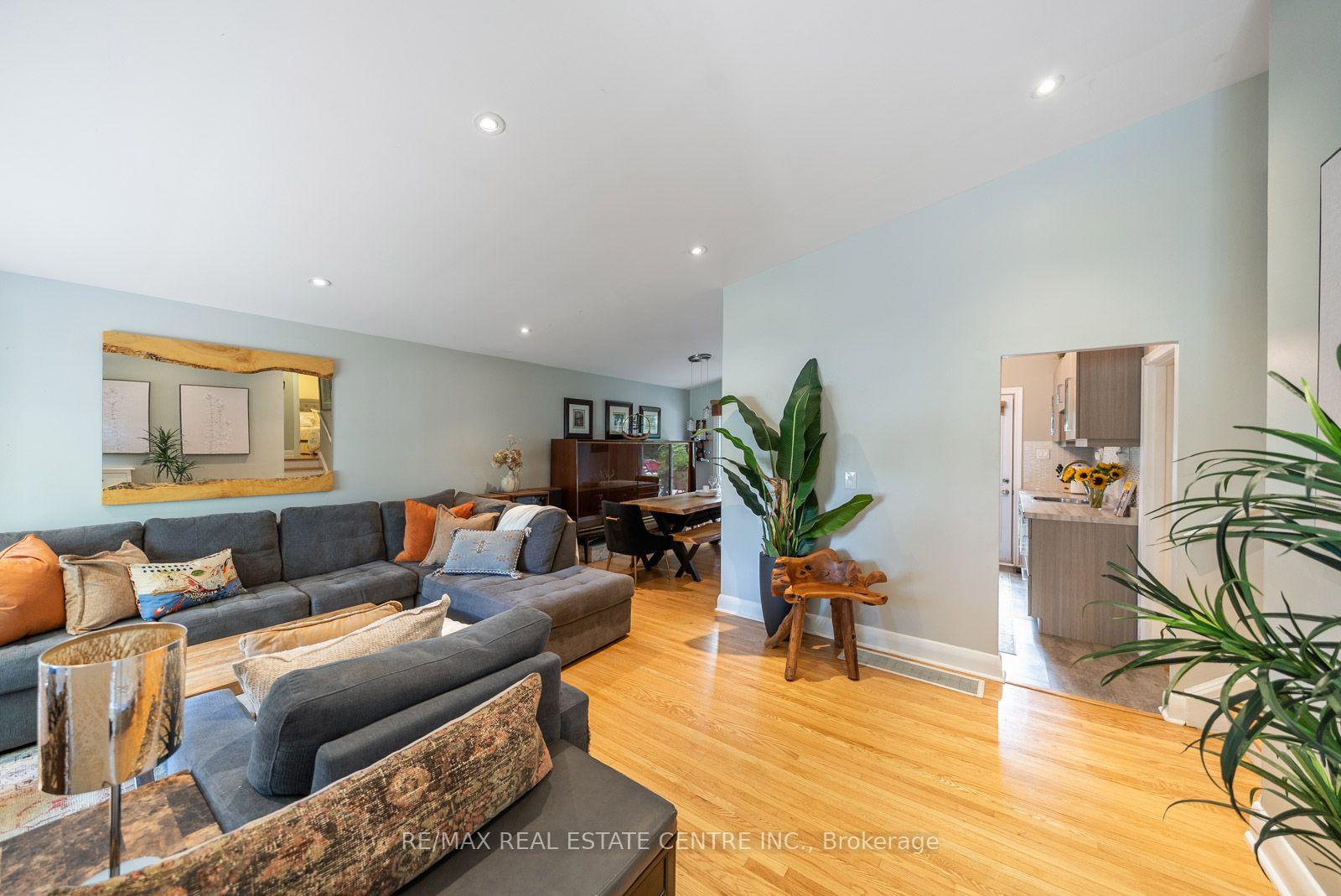 Photo 4 of 14 Lawrence Crescent, Brampton, Brampton East — HOMEH