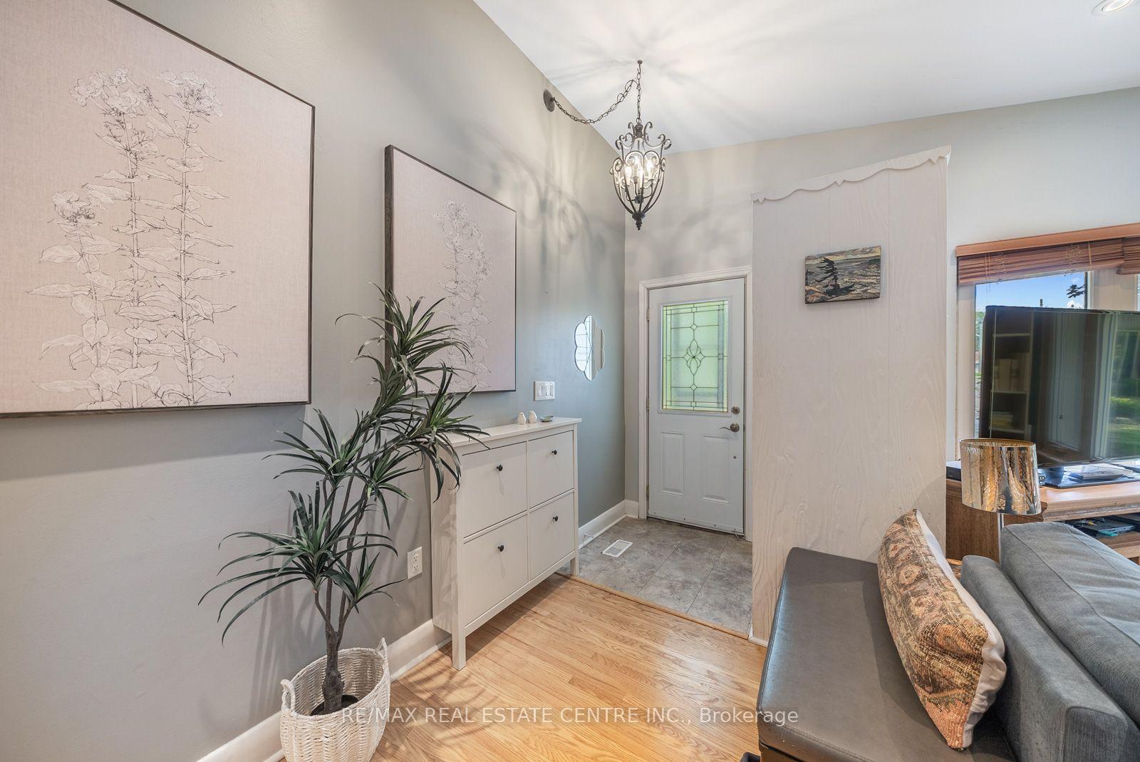 Photo 5 of 14 Lawrence Crescent, Brampton, Brampton East — HOMEH