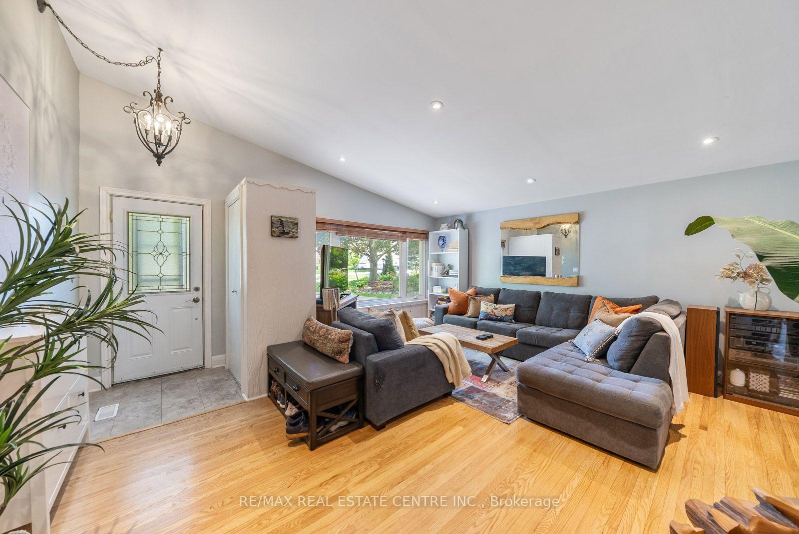 Photo 6 of 14 Lawrence Crescent, Brampton, Brampton East — HOMEH