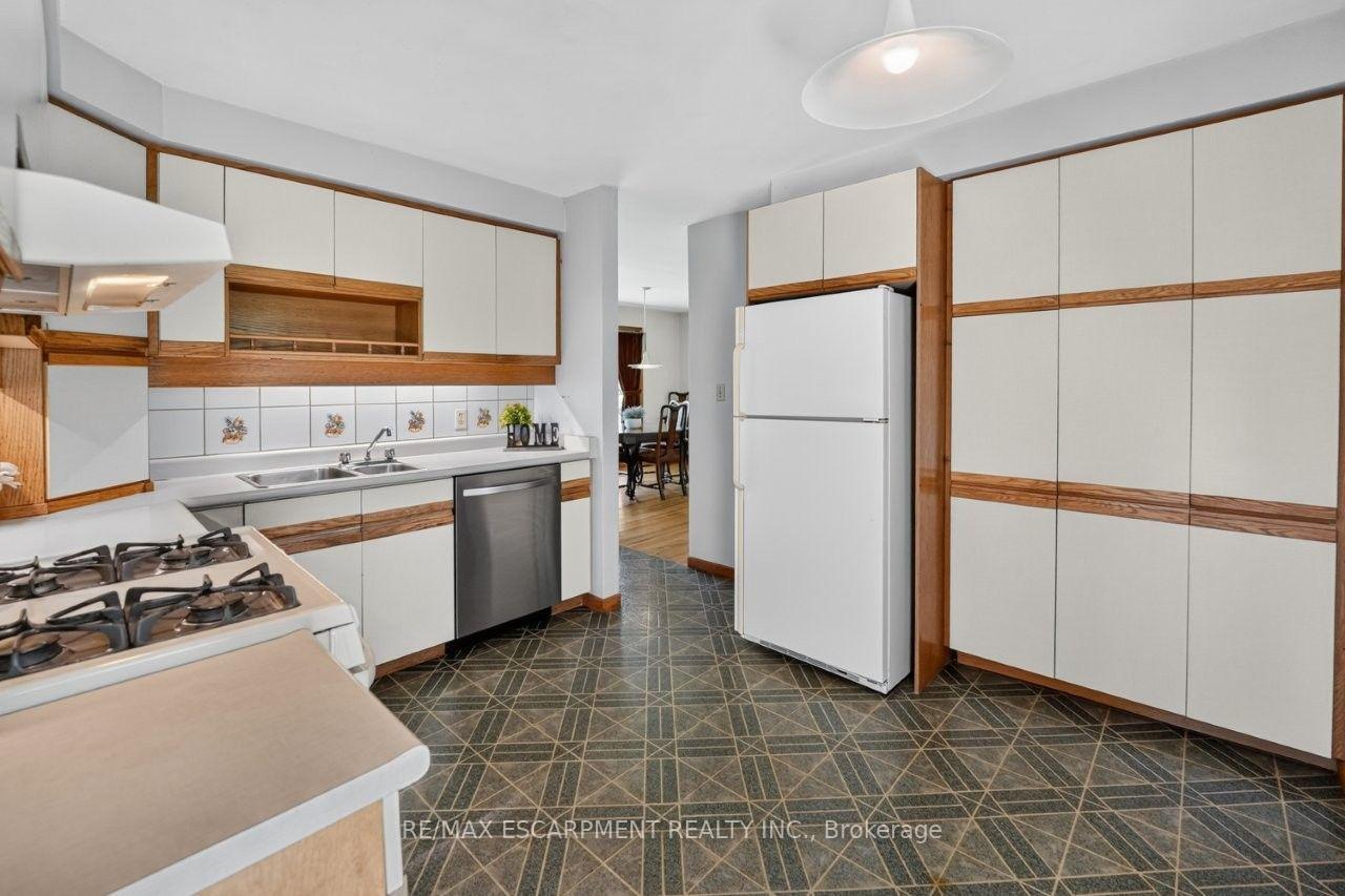 Photo 10 of 116 Russ Road, Grimsby, Grimsby Escarpment — HOMEH