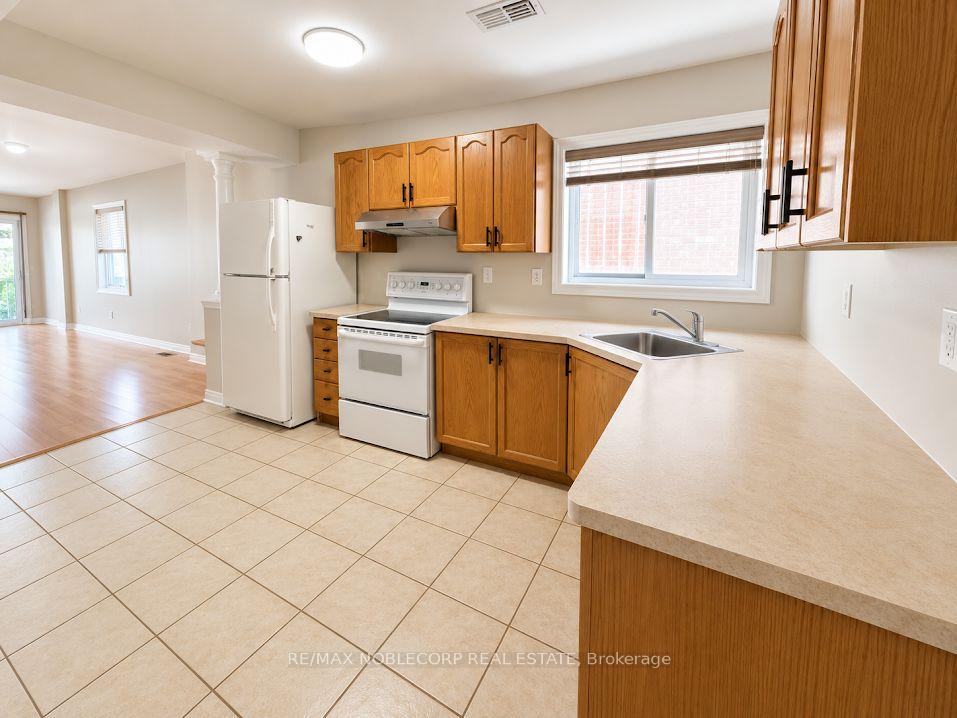 Photo 4 of 67 Macbride Crescent, Vaughan, Maple — HOMEH