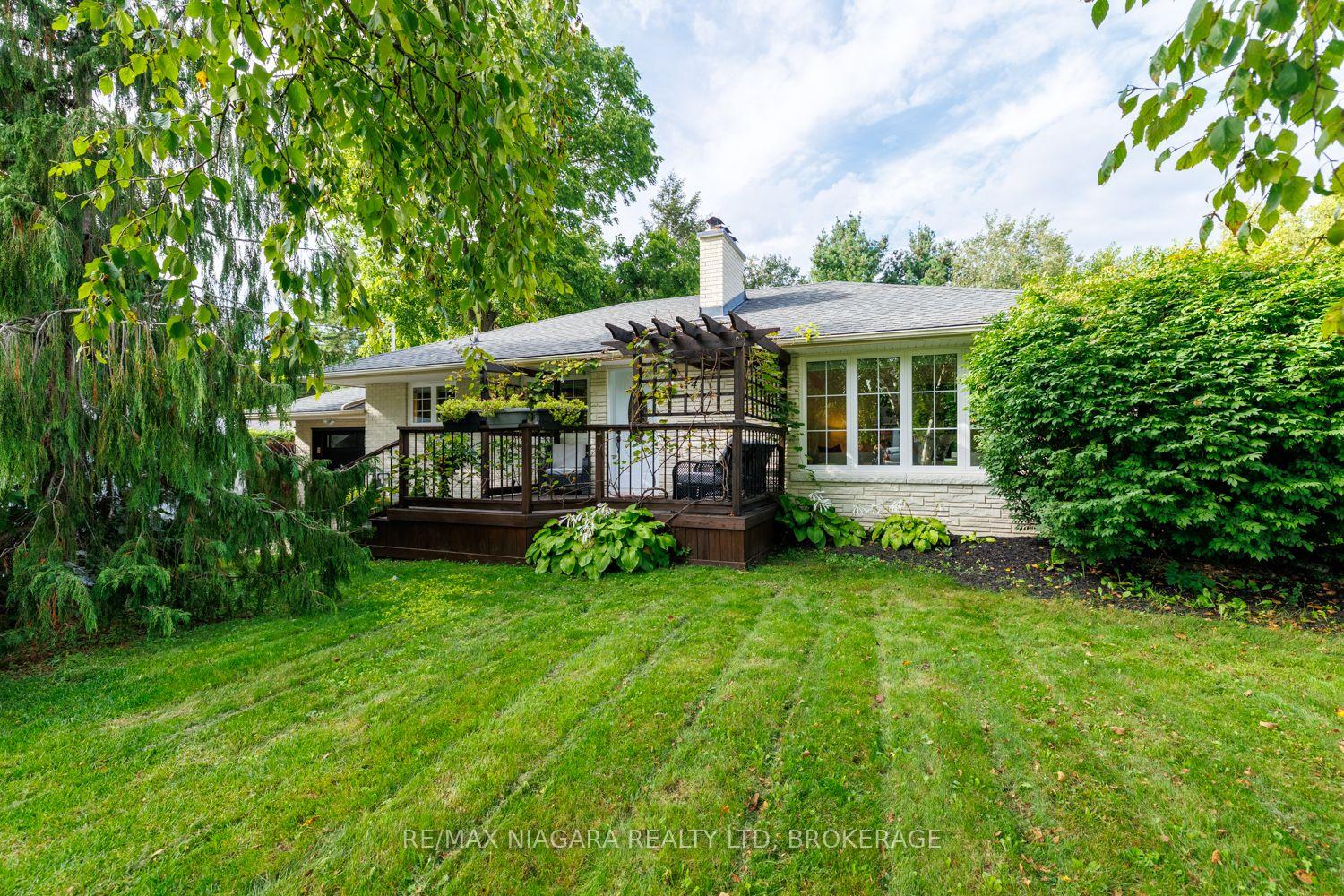 Photo 1 of 42 Strathcona Drive S, Pelham, Fonthill — HOMEH