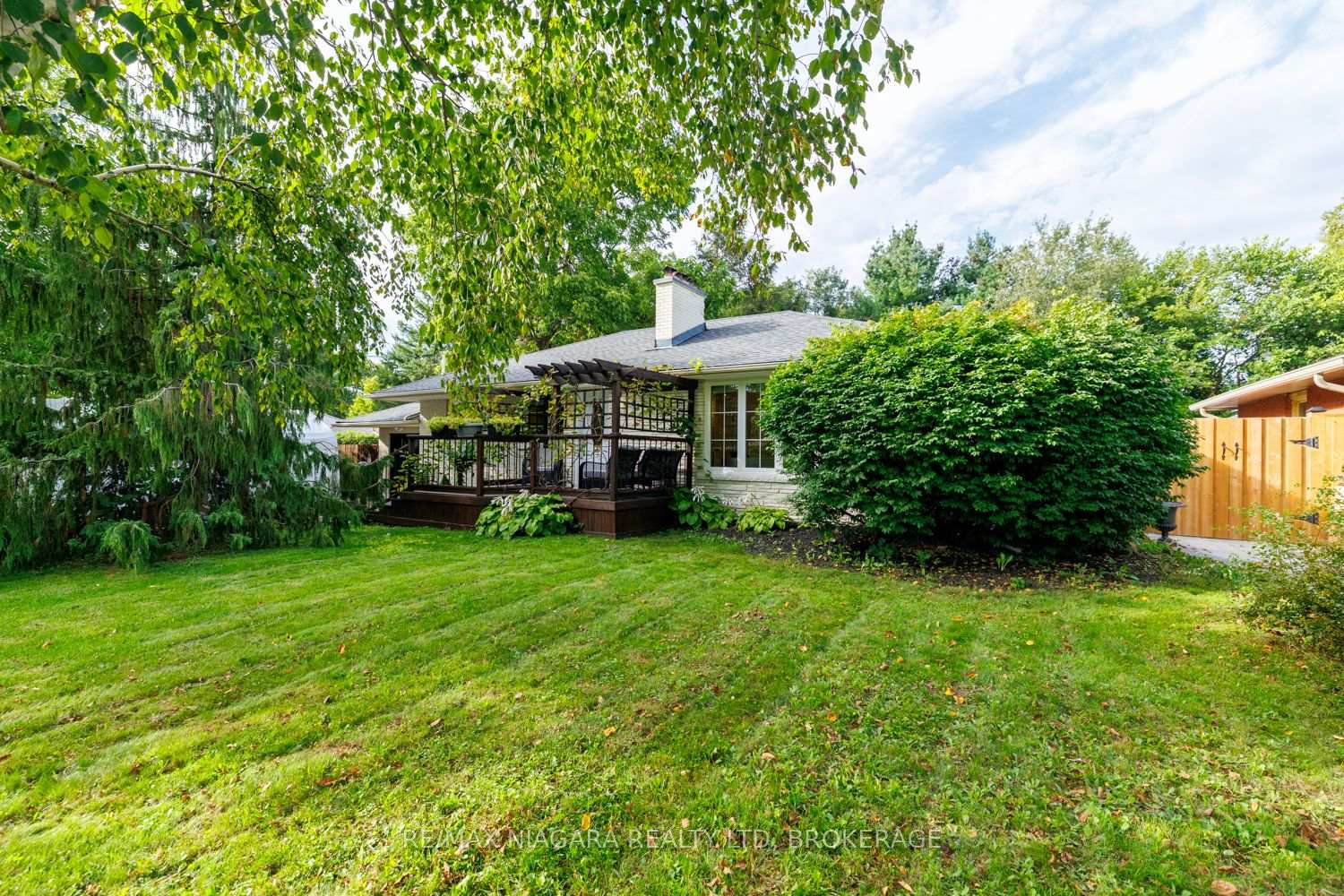 Photo 2 of 42 Strathcona Drive S, Pelham, Fonthill — HOMEH