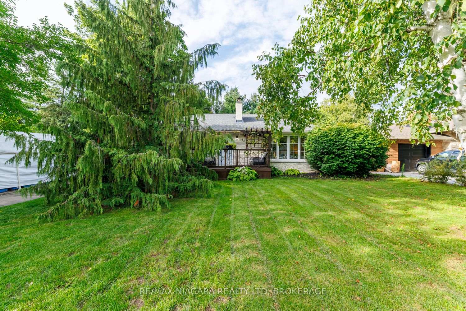 Photo 3 of 42 Strathcona Drive S, Pelham, Fonthill — HOMEH