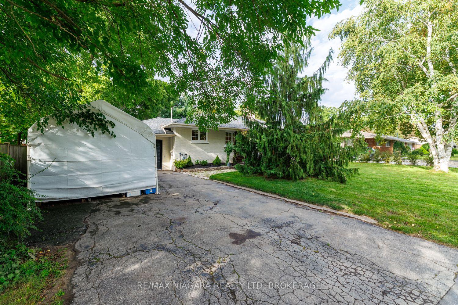 Photo 4 of 42 Strathcona Drive S, Pelham, Fonthill — HOMEH