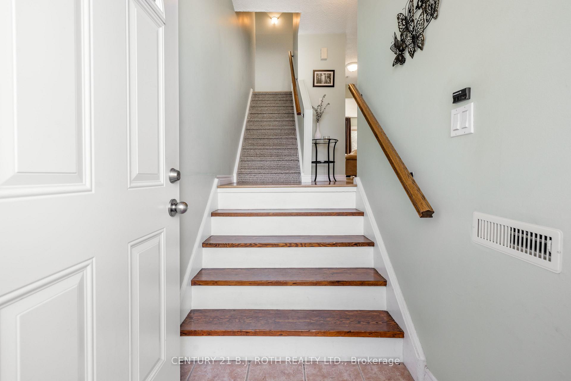 Photo 3 of Unit 31, 52 Adelaide Street, Barrie, Allandale — HOMEH