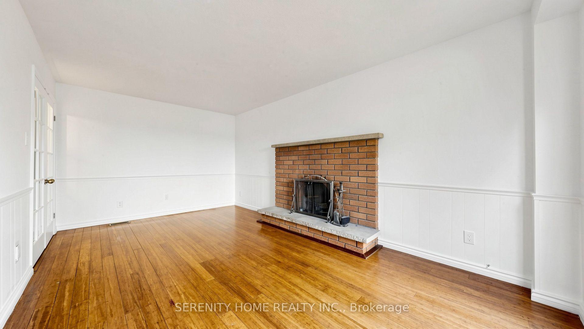 Photo 4 of 957 Queensbridge Drive, Mississauga, Creditview — HOMEH