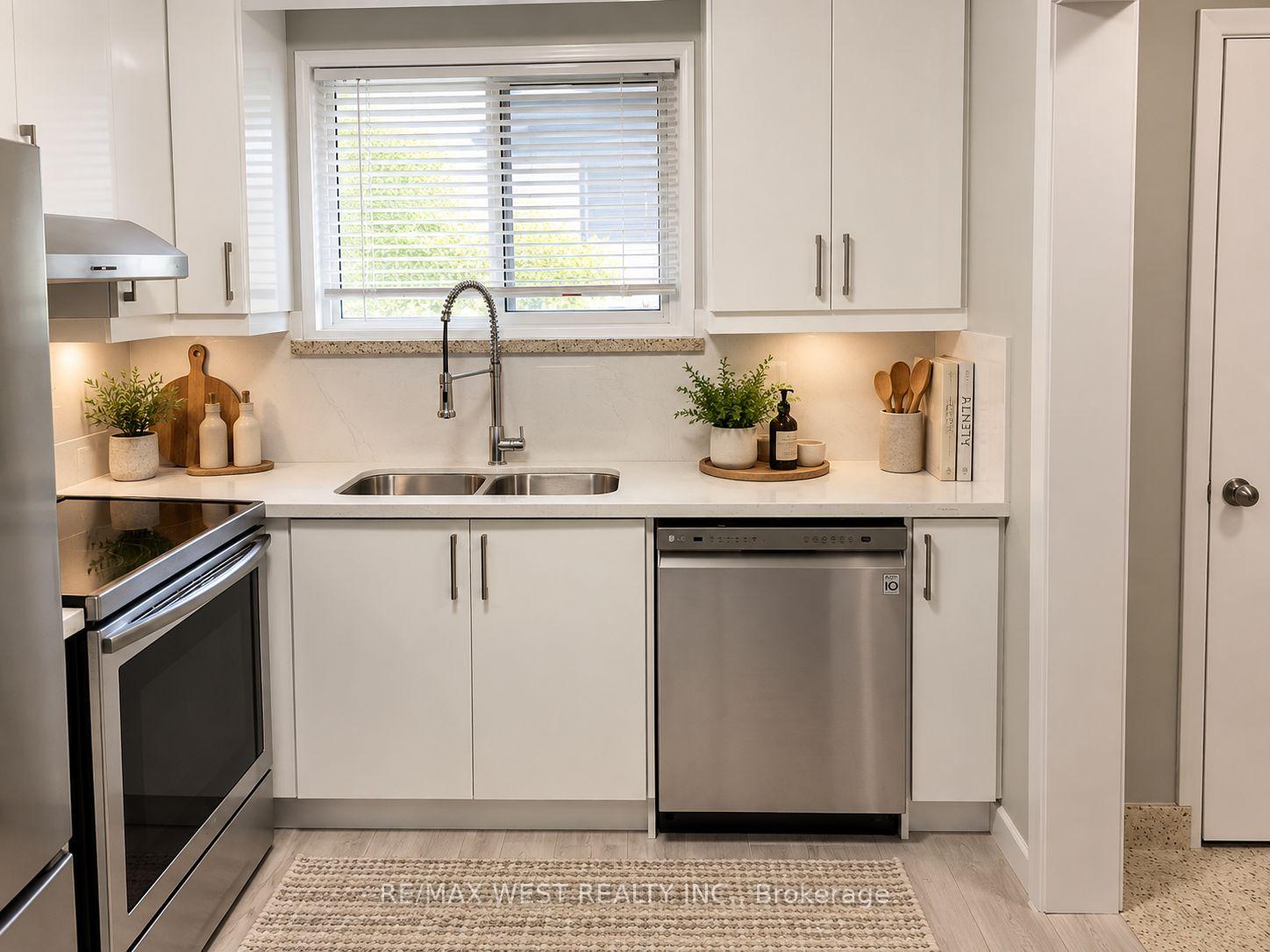 Photo 4 of Unit 15 C, 15 Cannon Road, Etobicoke, Stonegate-Queensway — HOMEH