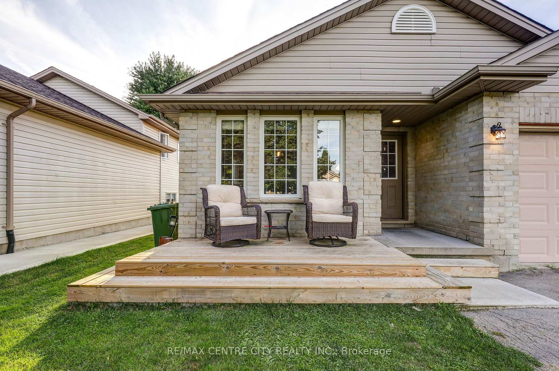 Photo 3 of 26 Glenview Court, St. Thomas — HOMEH