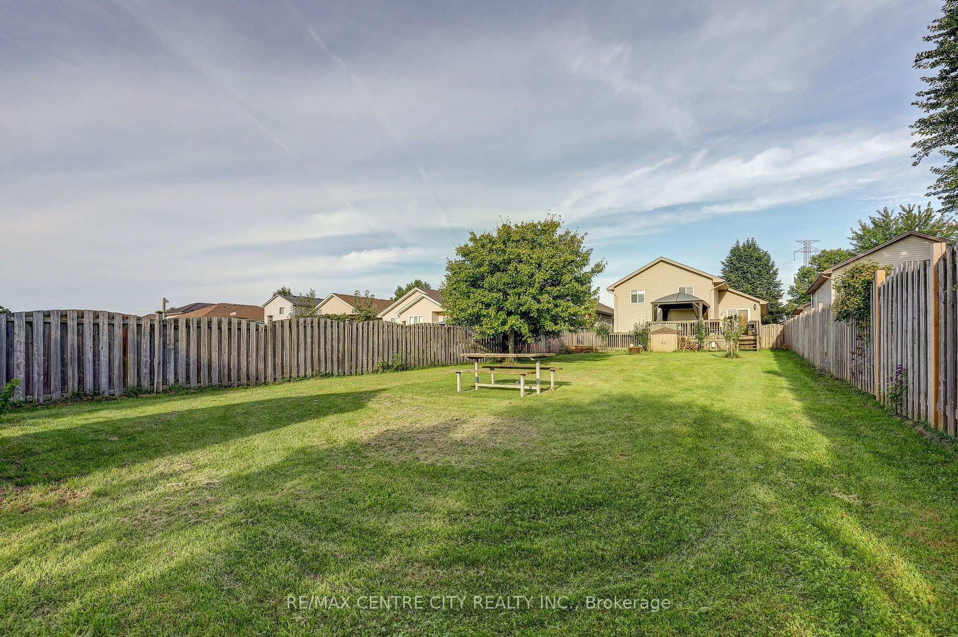 Photo 4 of 26 Glenview Court, St. Thomas — HOMEH