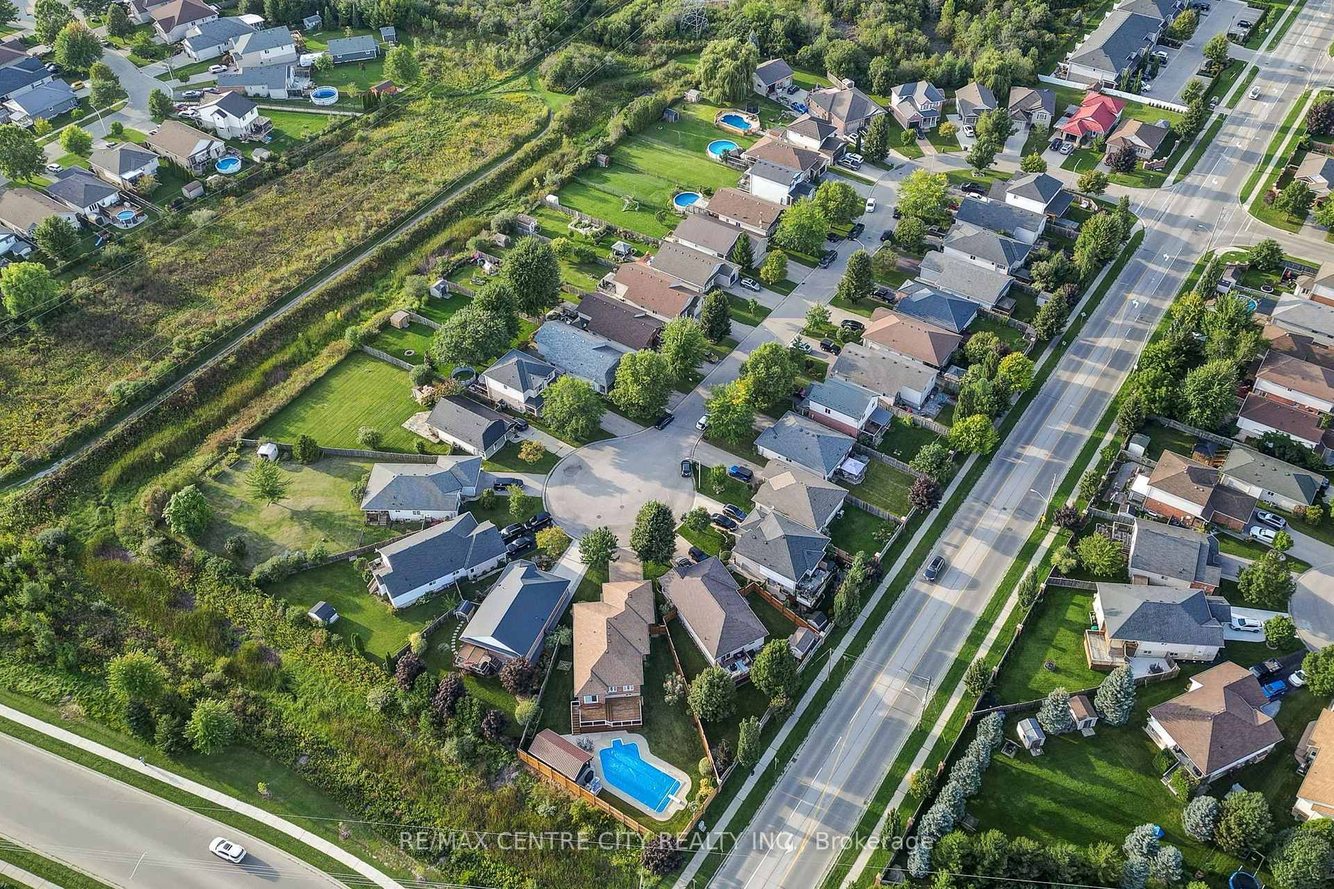 Photo 9 of 26 Glenview Court, St. Thomas — HOMEH
