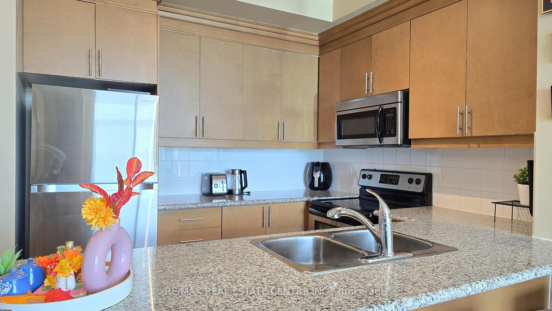 Photo 23 of Unit PH207, 18 Harding Boulevard, Richmond Hill, Harding — HOMEH