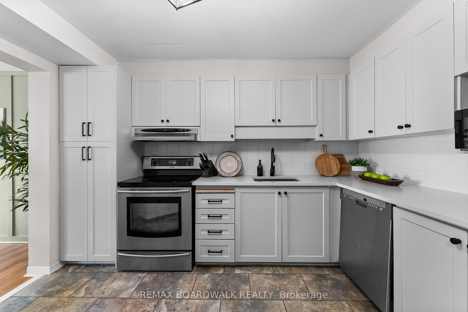 Photo 15 of 12 Willwood Crescent, Ottawa, Barrhaven - Cedargrove/Fraserdale — HOMEH