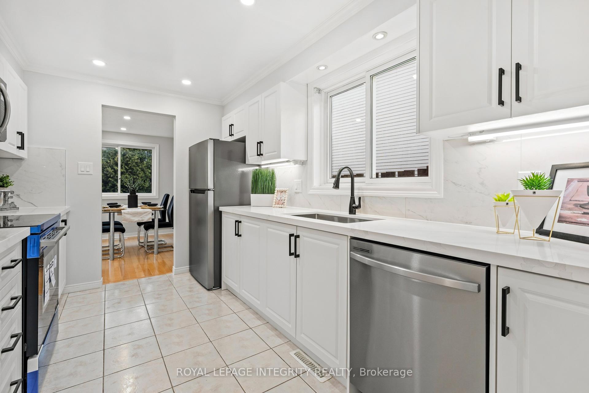 Photo 10 of 1736 Summerlands Crescent, Ottawa, Queenswood Heights South — HOMEH