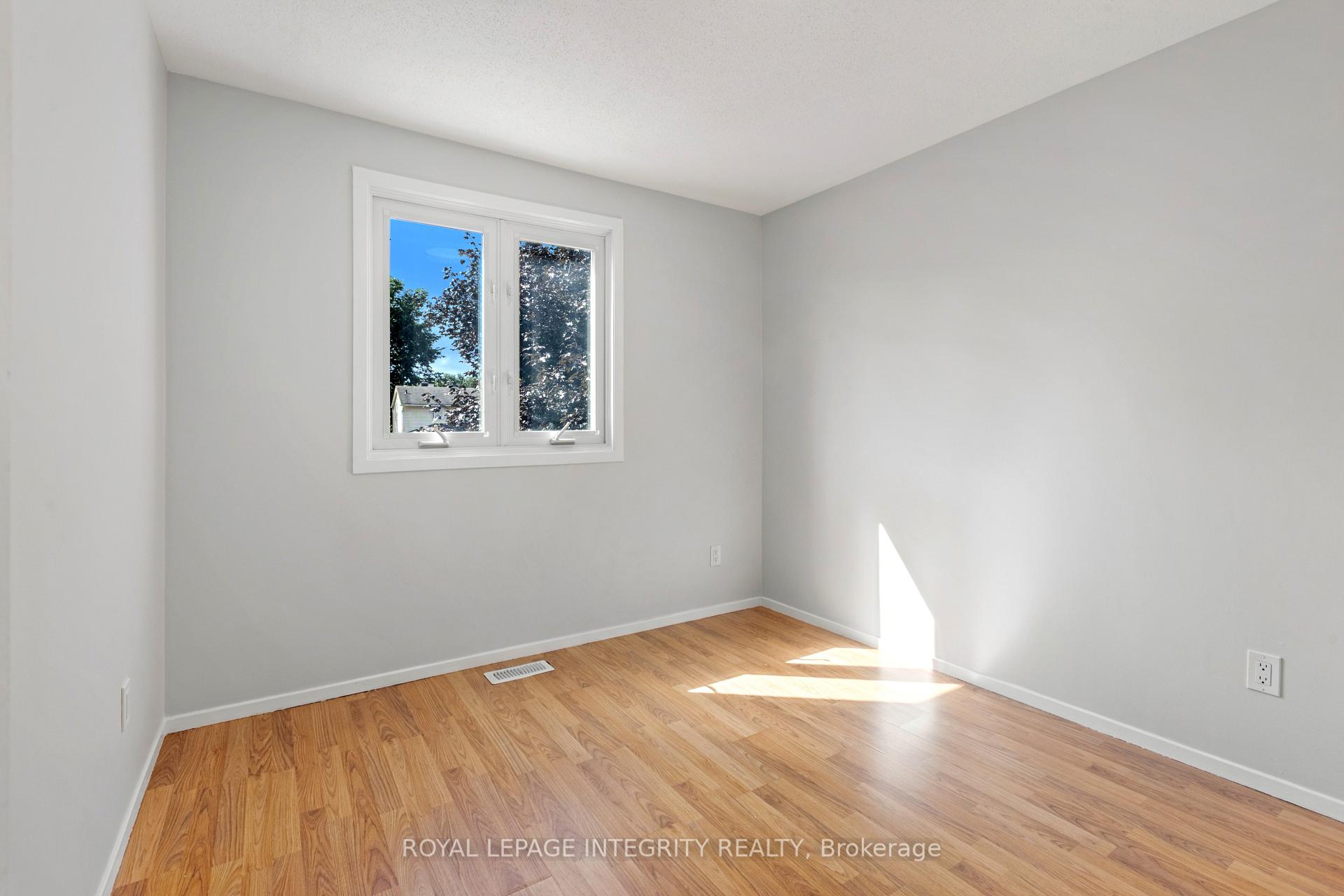 Photo 25 of 1736 Summerlands Crescent, Ottawa, Queenswood Heights South — HOMEH