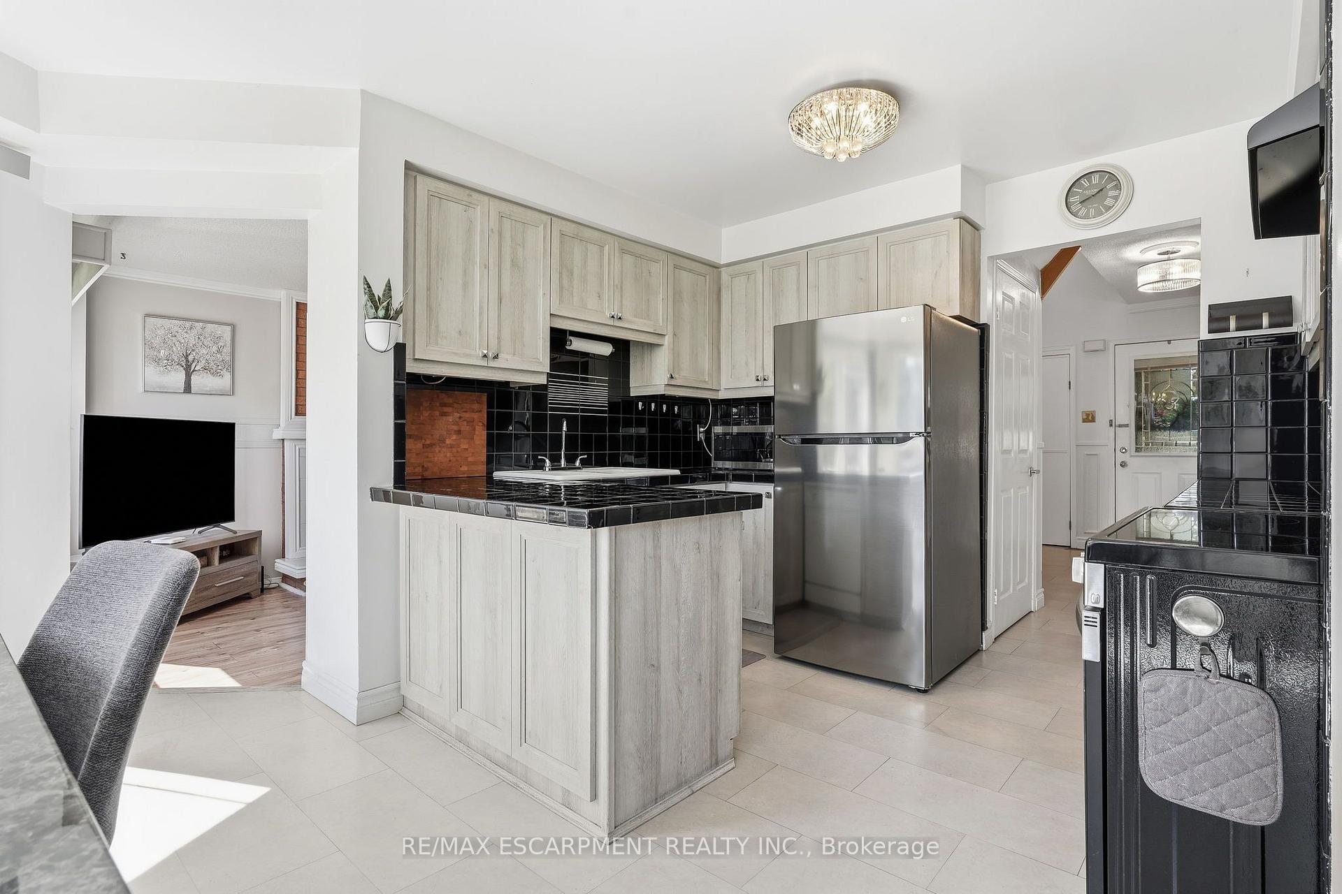 Photo 6 of 1058 Glenbrook Avenue, Oakville, Wedgewood Creek — HOMEH