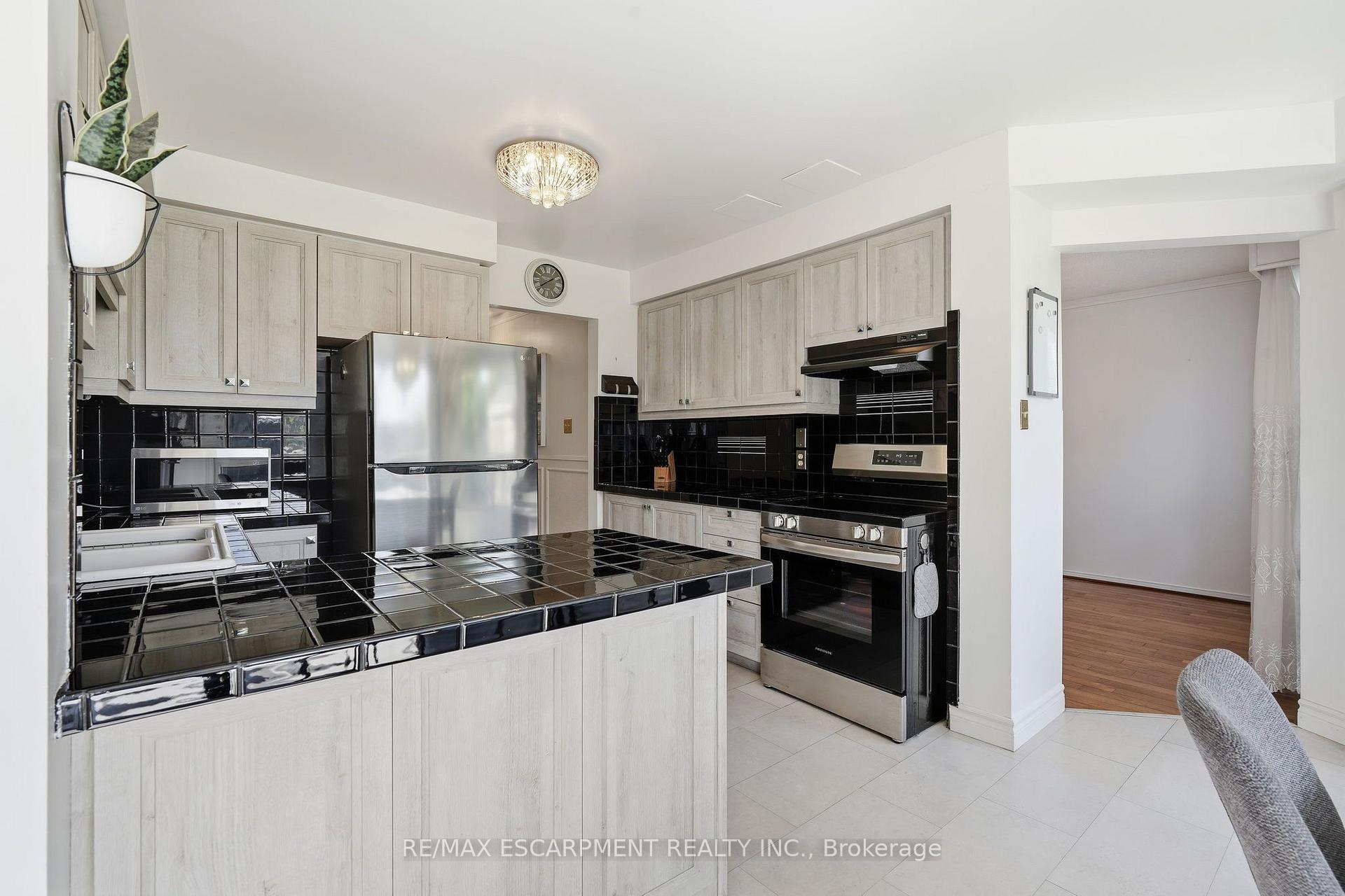 Photo 7 of 1058 Glenbrook Avenue, Oakville, Wedgewood Creek — HOMEH