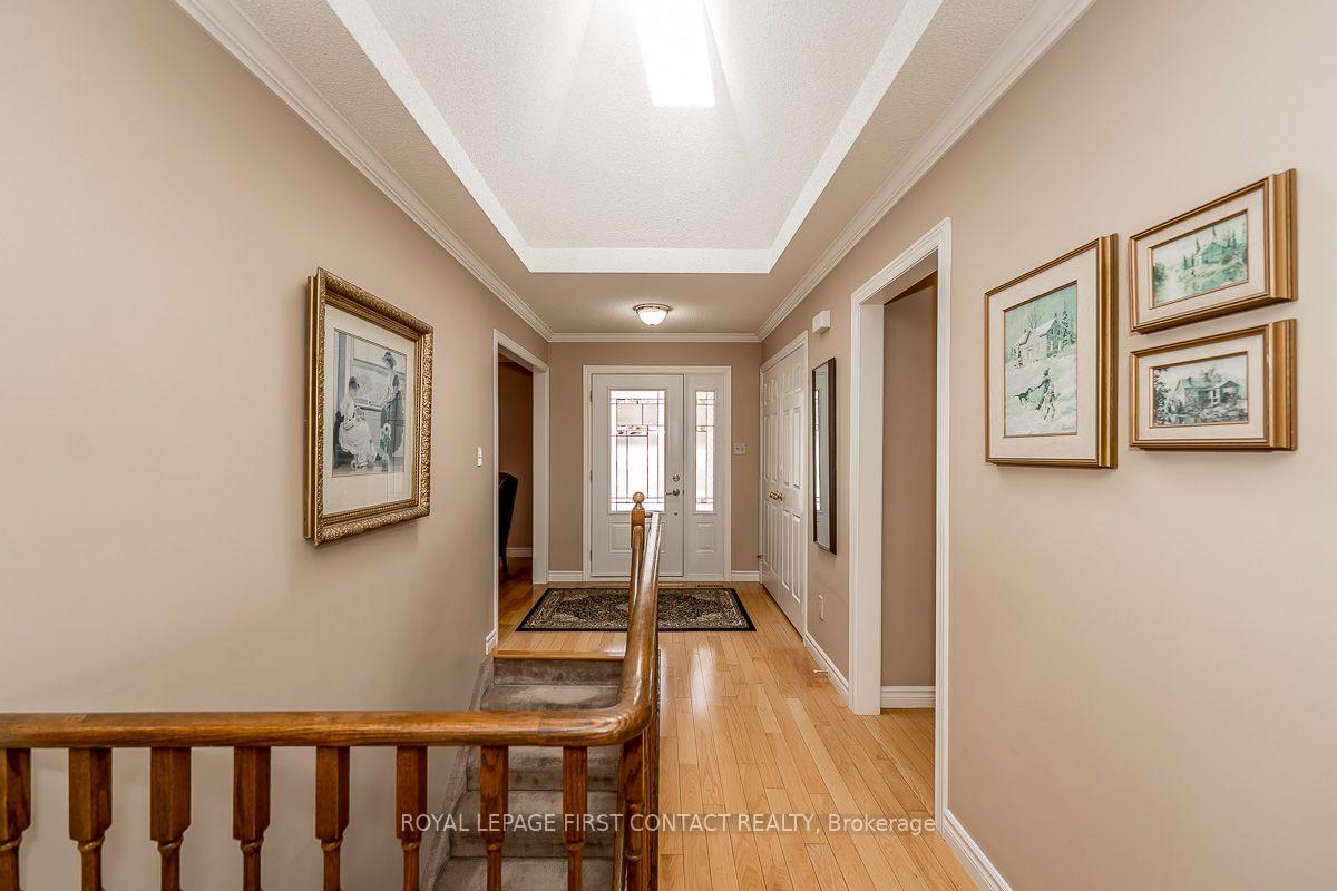 Photo 5 of 35 Gibbon Drive, Barrie, Letitia Heights — HOMEH
