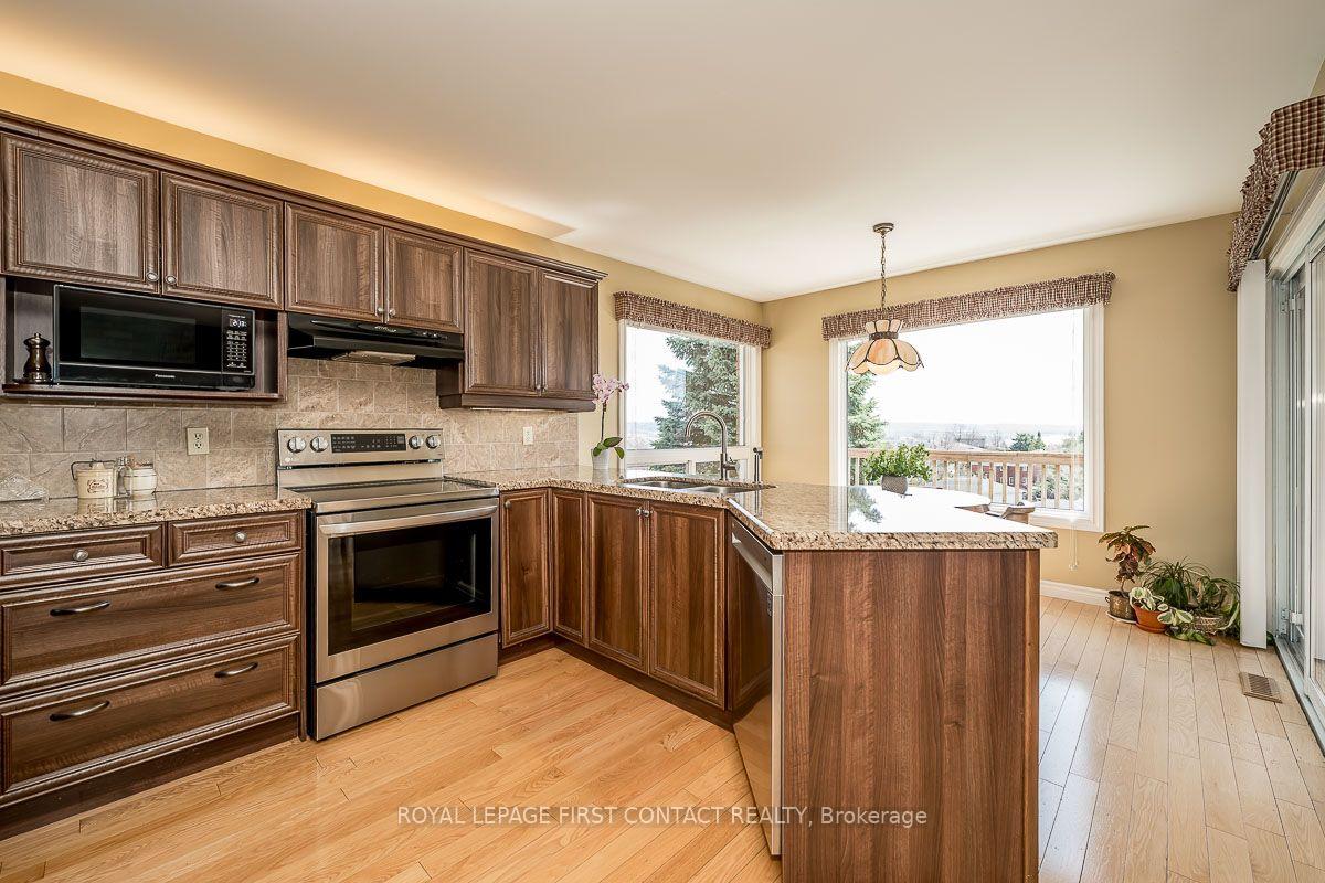 Photo 6 of 35 Gibbon Drive, Barrie, Letitia Heights — HOMEH