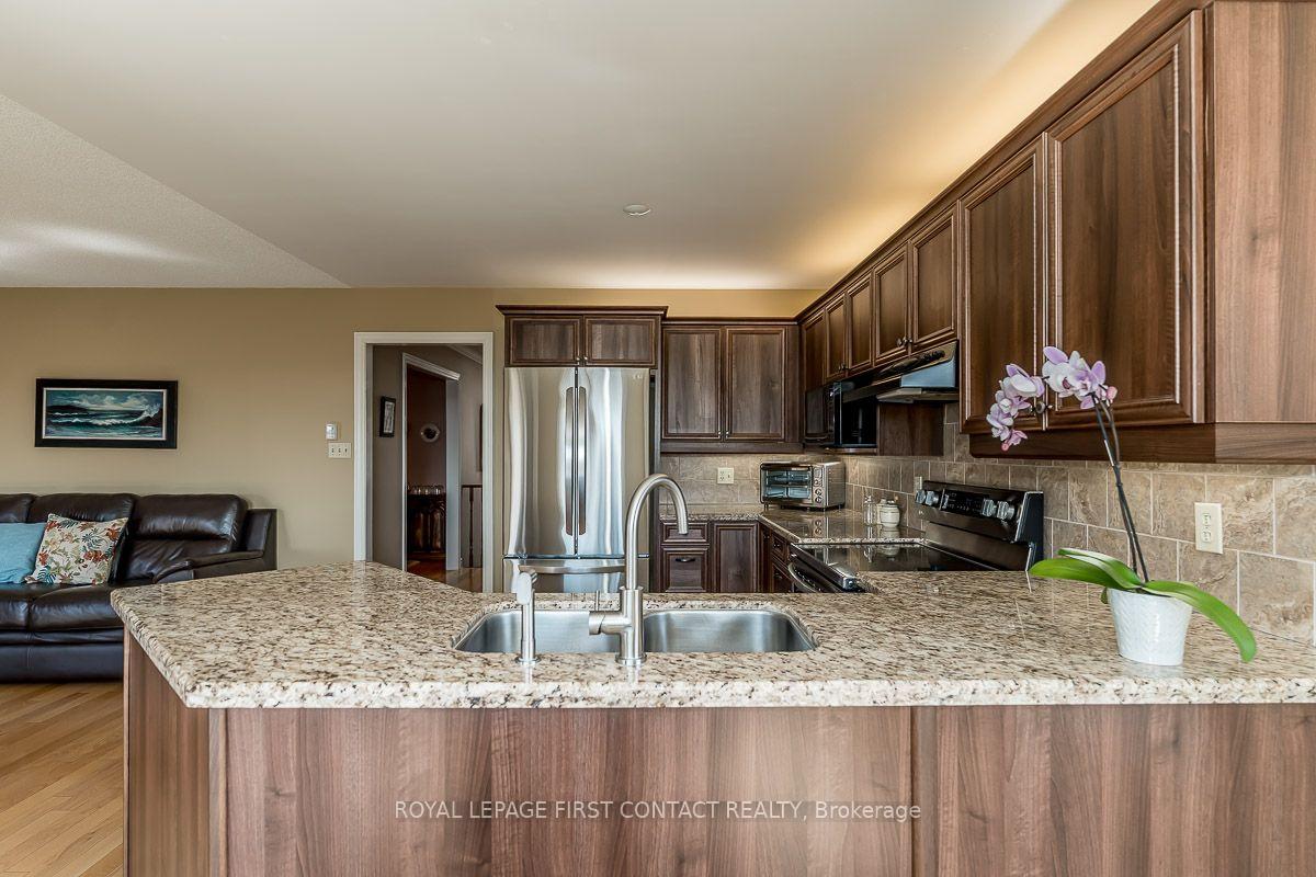 Photo 7 of 35 Gibbon Drive, Barrie, Letitia Heights — HOMEH